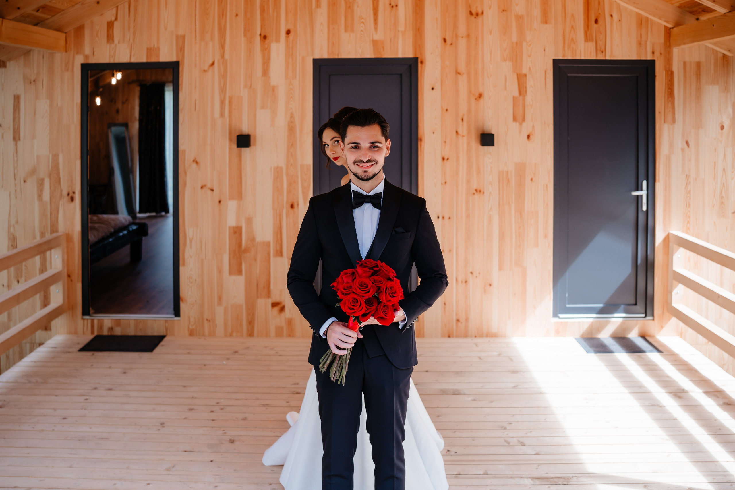 Momentul emoționant când mirele își vede mireasa la Cabana Masiv.