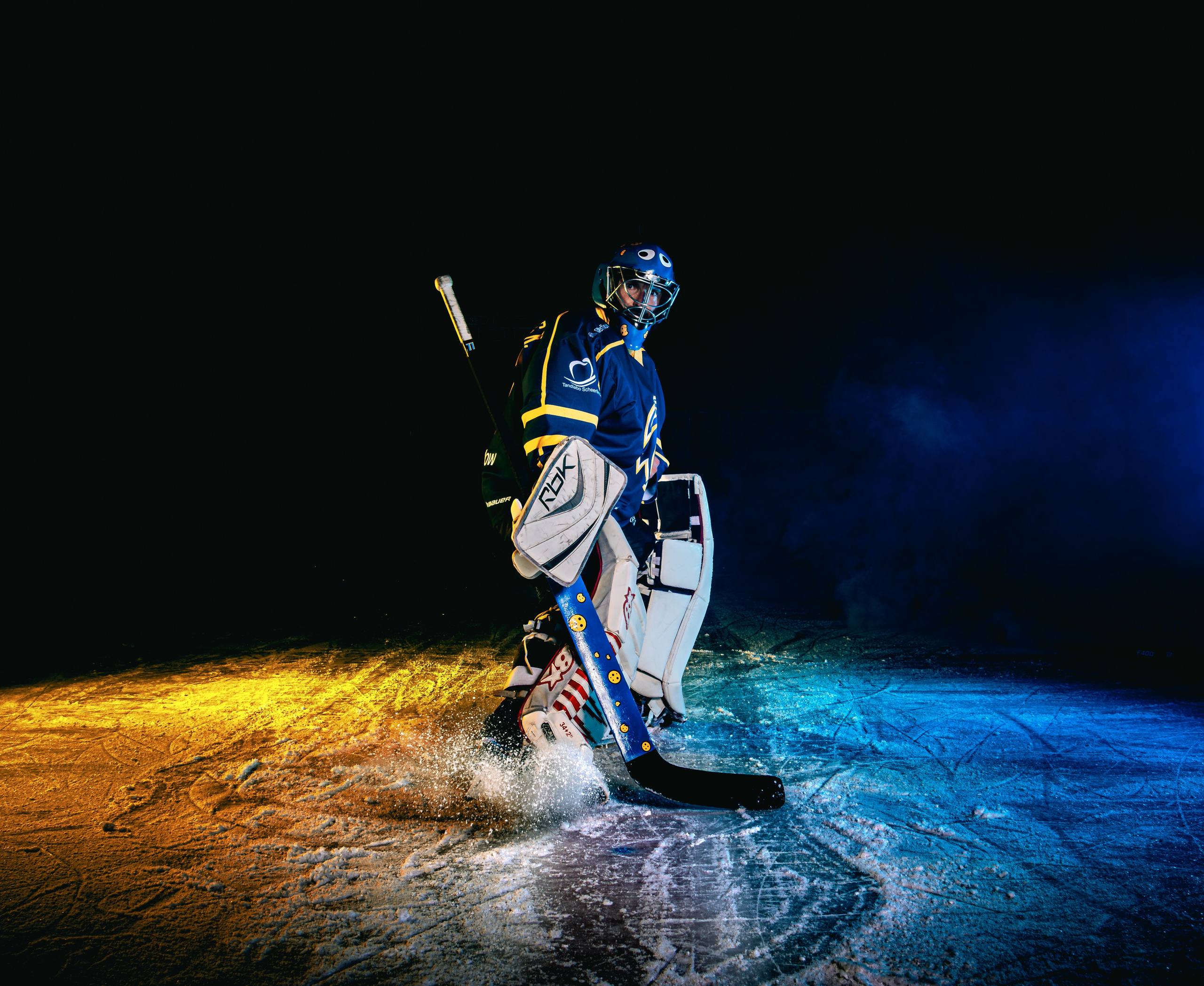 IJshockeyshoot met krachtige lichtstralen en rooktexturen
