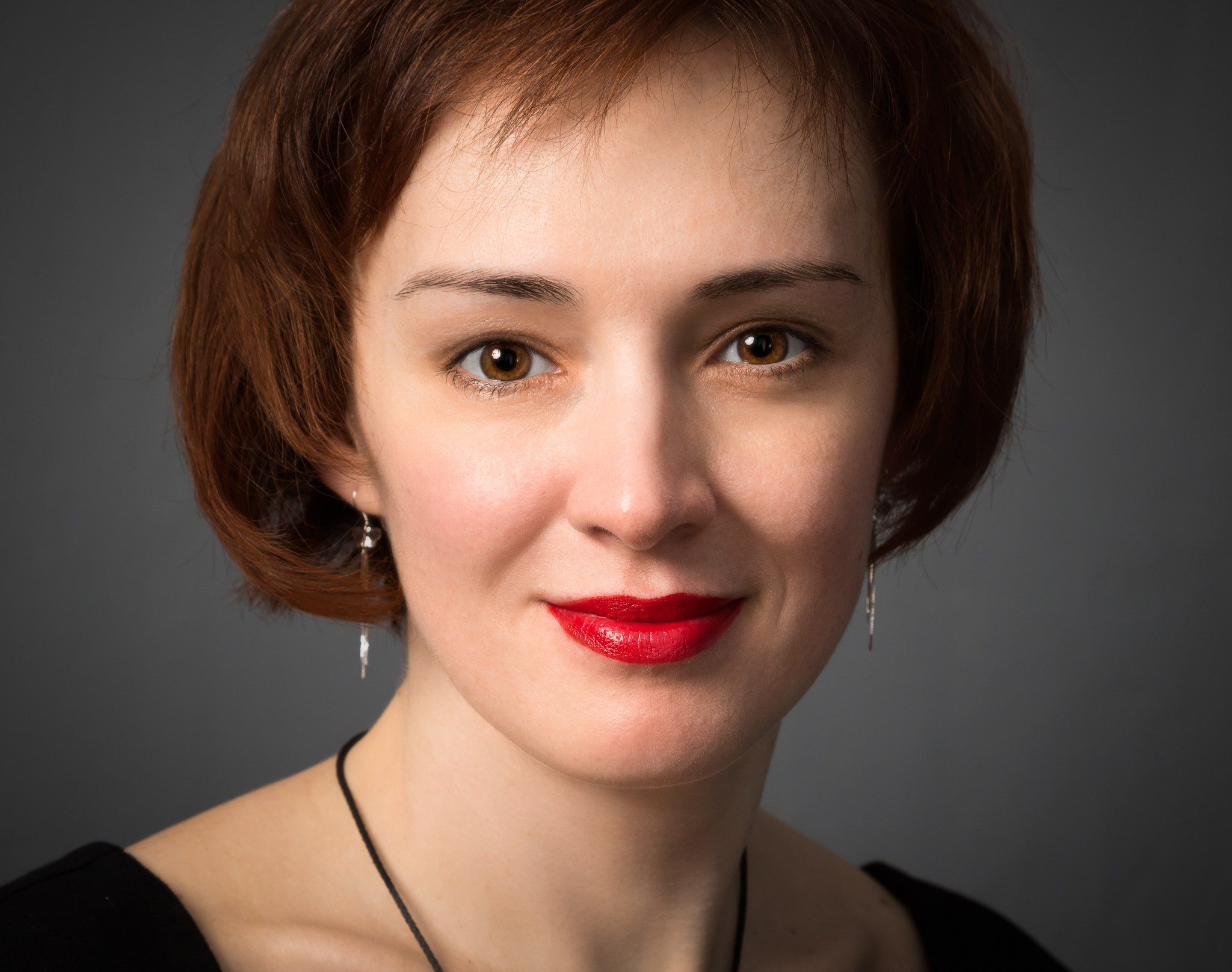 Портрет молодой женщины крупным планом на темном студийном фоне - фотограф Андрей Дунин