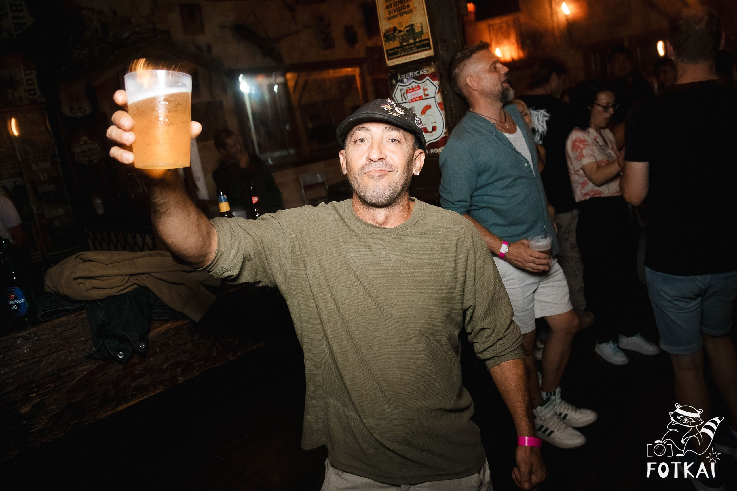 Fiesta Víspera de Festivo en El Paso Rock Bar – Hip Hop Old School | Reportaje fotográfico 08.10.2025 | FOTKAI