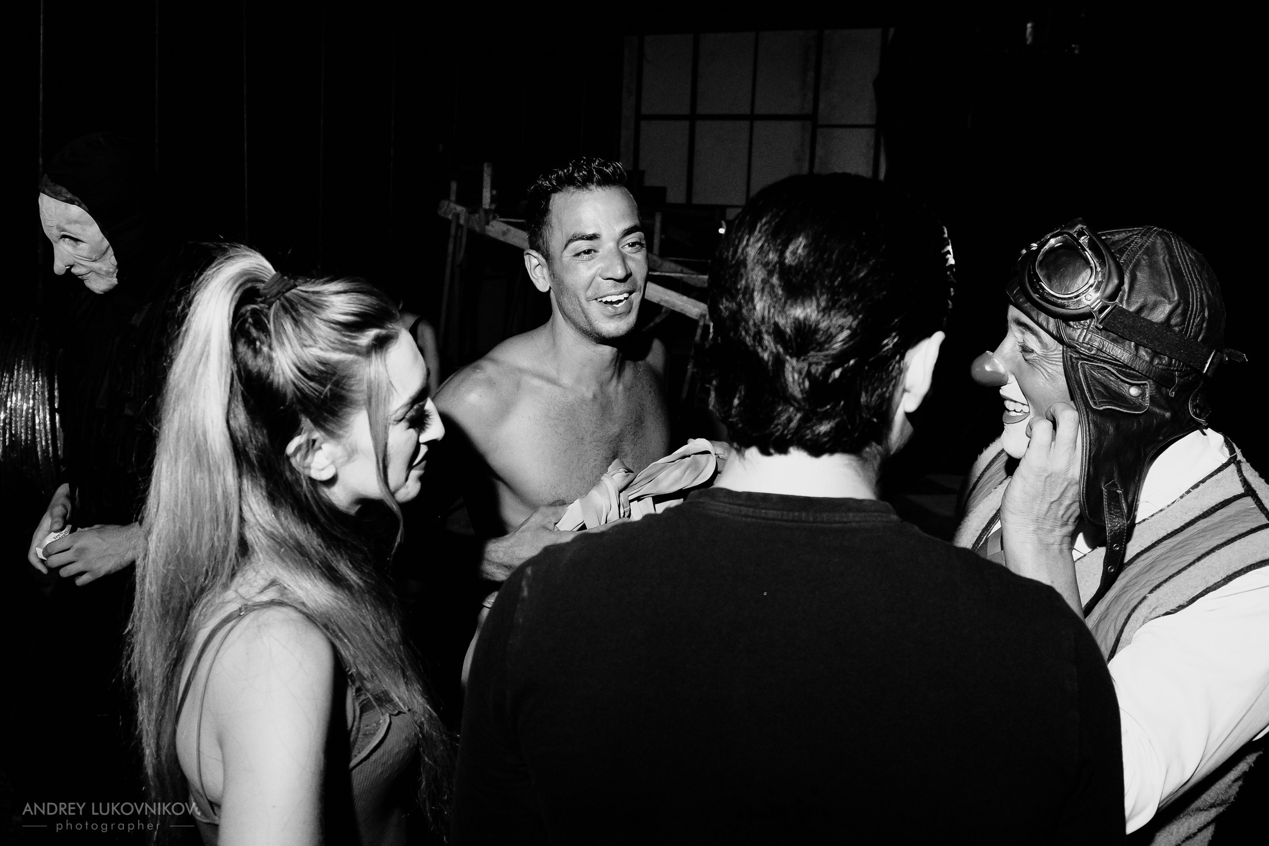 Sesión de fotos entre bastidores en El Circo Encantado: la vida de los artistas tras bambalinas