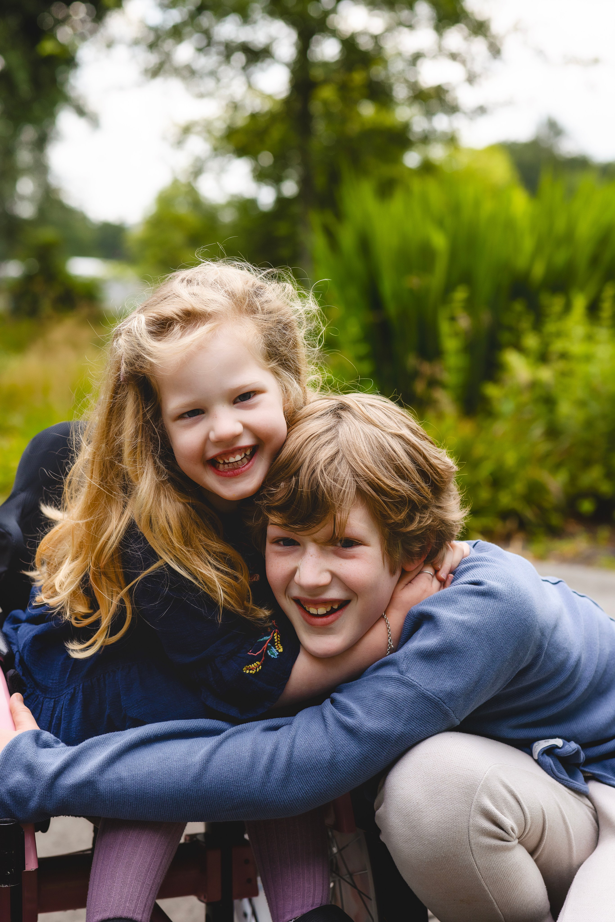 Fotosessie van broer en zus.