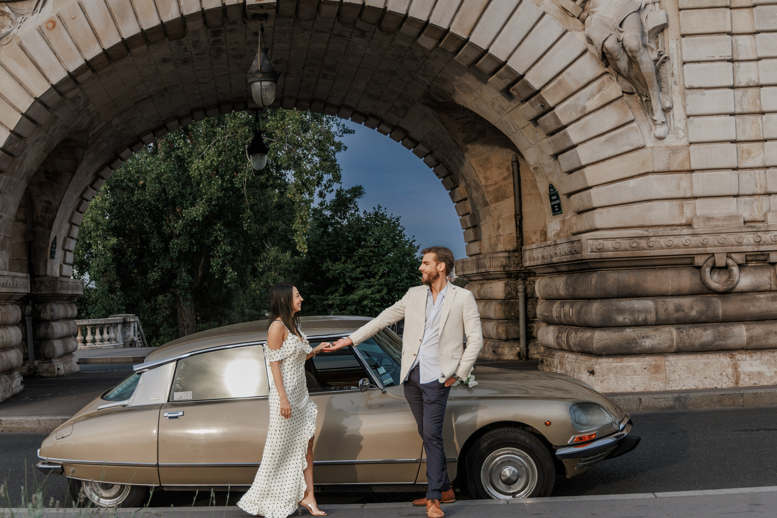 Bir-Hakeim Bridge in Paris — The Iconic Location for Luxury Proposal & Elopement Photography. Photographe à Paris