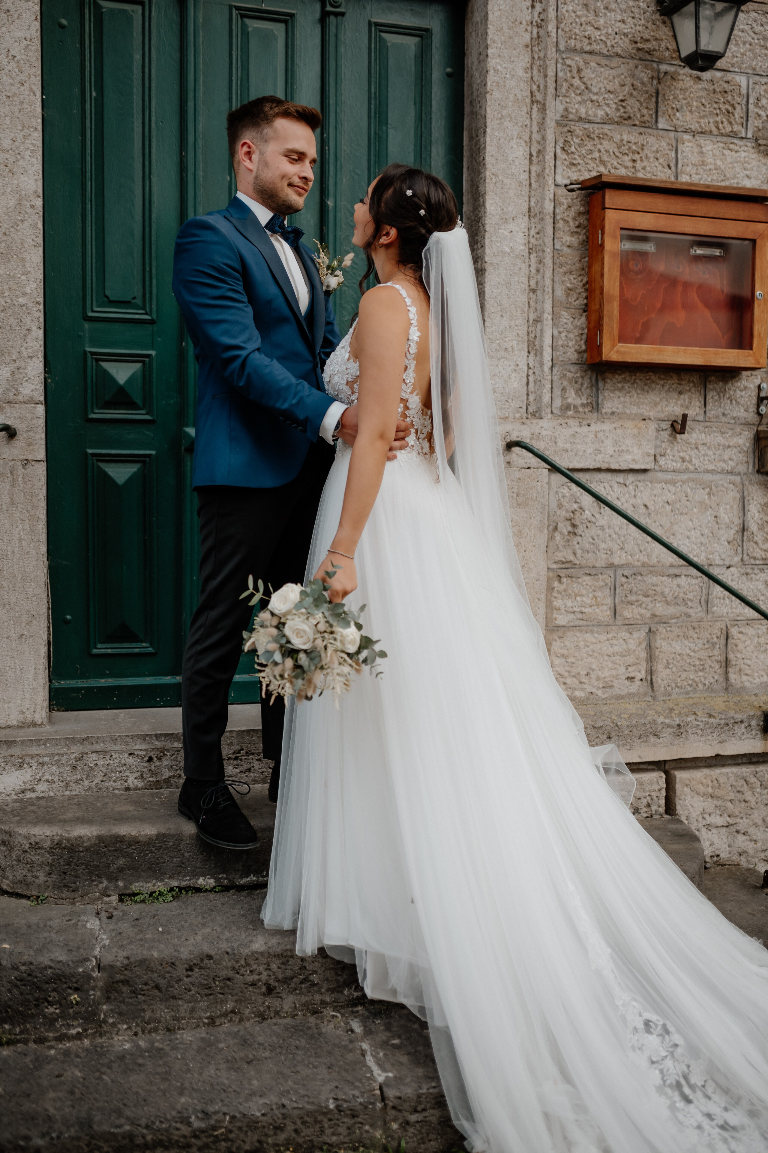 Brautpaar unter Lichterketten im Garten – Stimmungsvoller Moment am Abend