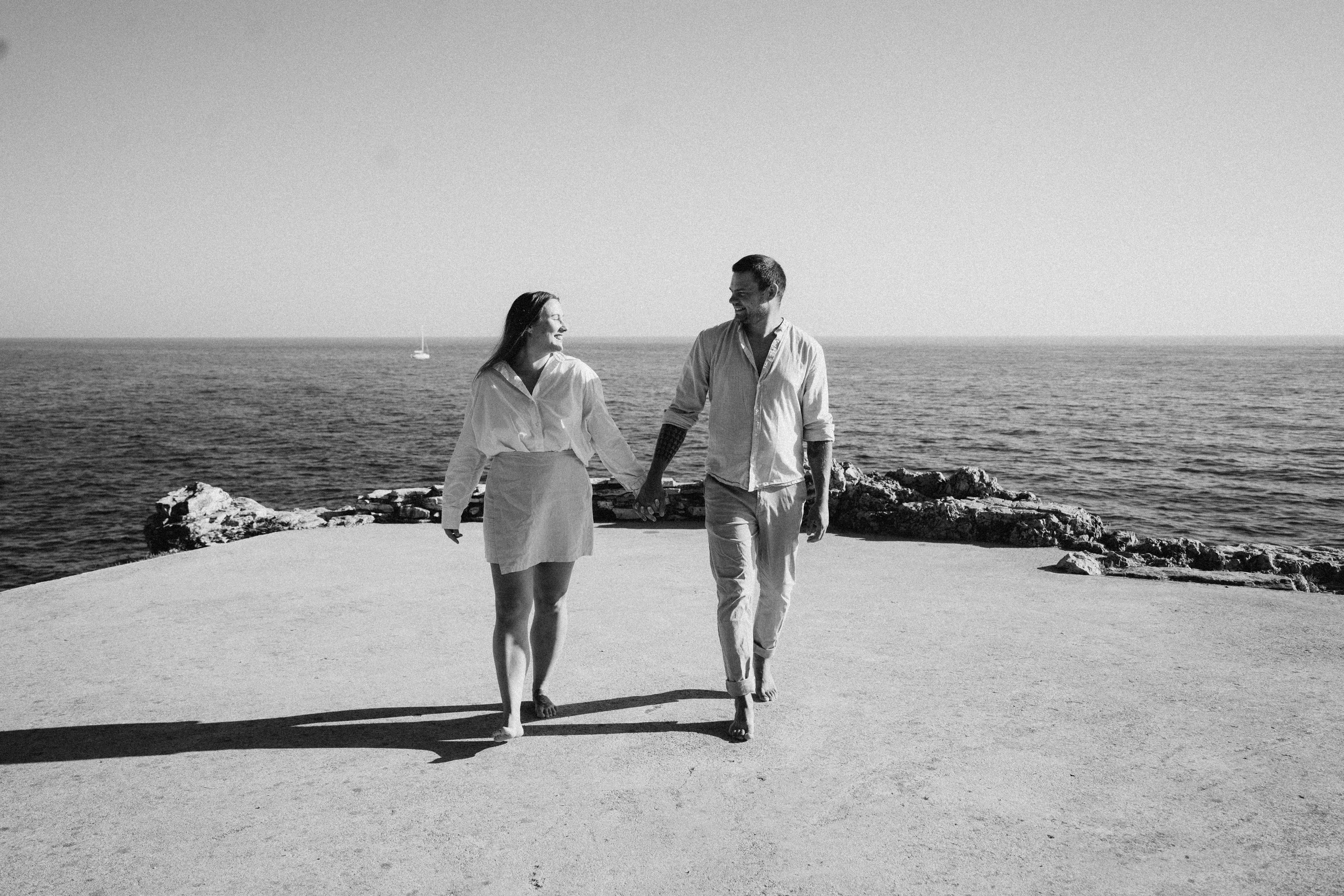 Romantická černobílá fotografie páru při elopement svatbě u moře v Chorvatsku, intimní svatební focení ve dvou.