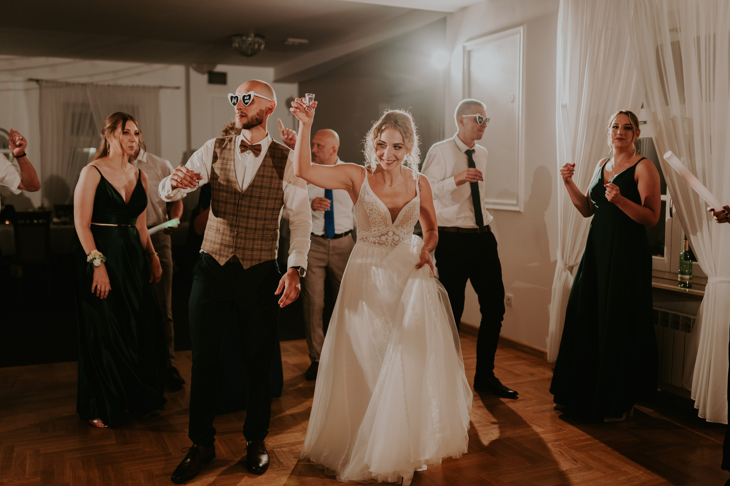 Dwór Wierzbno: plenerowy ślub pod wierzbą. Karkowskafoto - fotografia miłości