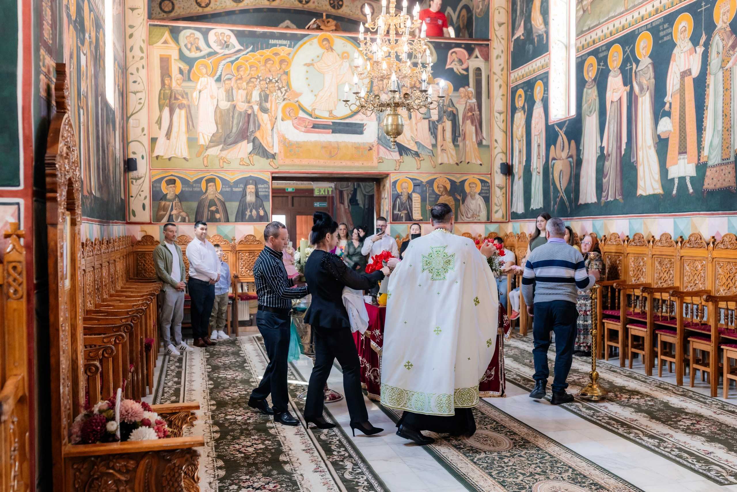 - Preotul ținându-l pe micuțul Mathias Gabriel la botez, în biserica Înălțarea Domnului, Copălău  - Detalii de la botezul lui Mathias – lumânare, trusou și icoană  - Familia lui Mathias Gabriel alături de micuț, în ziua botezului  - Portret emoționant cu mama și bebelușul în brațe, în biserică,fotograf profesionist evenimente Botoșani, Iași, Suceava, Fălticeni, Bacău, Pașcani, Roman - AlinoFotoStudio by Alin Chirilă - servicii foto nuntă, botez, cununie, ședințe foto creative, albume personalizate, fotografii emoționante și calitative pentru cele mai importante momente din viață,fotograf nuntă Botoșani Alin Chirilă,  ședință foto botez Iași - AlinoFotoStudio,  servicii fotograf profesionist evenimente Suceava,  fotograf cununie civilă Fălticeni - Alin Chirilă,  album foto nuntă personalizat Bacău.“Bebeluș botezat în biserică, ținut în brațe de nași”	•	“Detaliu cu lumânarea de botez decorată cu flori albe”	•	“Părinți emoționați alături de copilul lor la ceremonia de botez”	•	“Masa festivă de botez cu decor tematic și tort personalizat”	•	“Momentul în care preotul toarnă apă sfințită pe fruntea bebelușului”	“Bebeluș în rochie albă de botez, zâmbind în brațele mamei”	•	“Detaliu cu cruciulița de botez așezată pe o pernă de satin”	•	“Părinți și nași aprinzând lumânările în timpul ceremoniei de botez”	•	“Tort de botez decorat cu figurine tematice și numele copilului”	•	“Copil botezat dormind liniștit în pătuțul decorat festiv”	•	“Momentul în care preotul binecuvântează copilul în fața altarului”	•	“Invitați adunându-se în jurul mesei festive la petrecerea de botez”	•	“Bebeluș ținând în mână o jucărie personalizată primită la botez”	•	“Familie fericită pozând împreună după ceremonia de botez”	•	“Decor tematic cu baloane și flori la locația petrecerii de botez” fotograf Botoșani fotograf evenimente fotograf botez Alin Chirila fotograf alinofotostudio.fotograf botez Amelis Maria, fotografie botez Botoșani, fotograf Alin Chirilă, amintiri botez, fotografii botez, botez Amelis Maria, fotograf copii, fotografie botez în Botoșani,