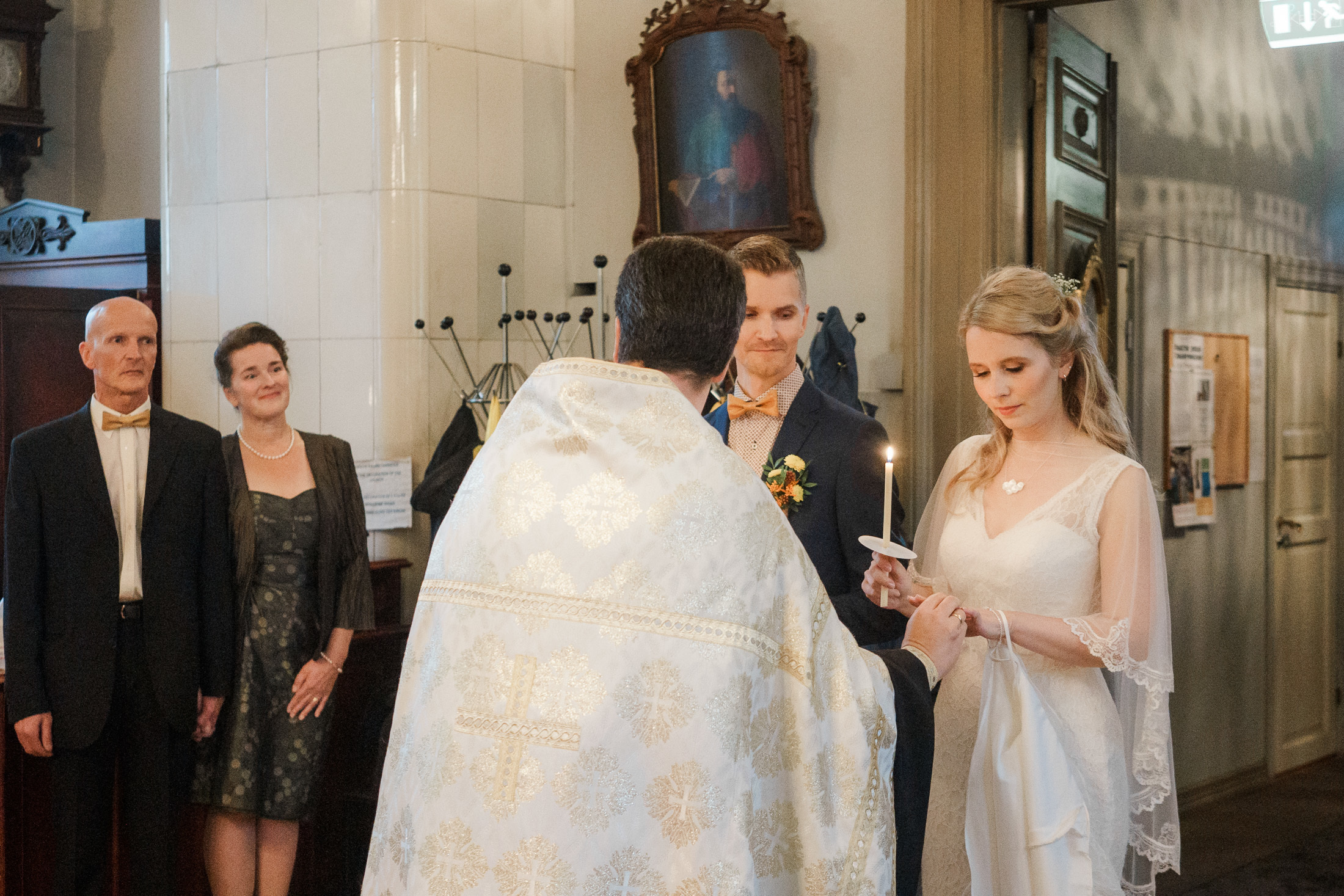 Syksyinen hääkuvaus Helsingissä: Sokos hotelli, ortodoksinen vihkiminen ja Relandersgrund Majakkalaiva