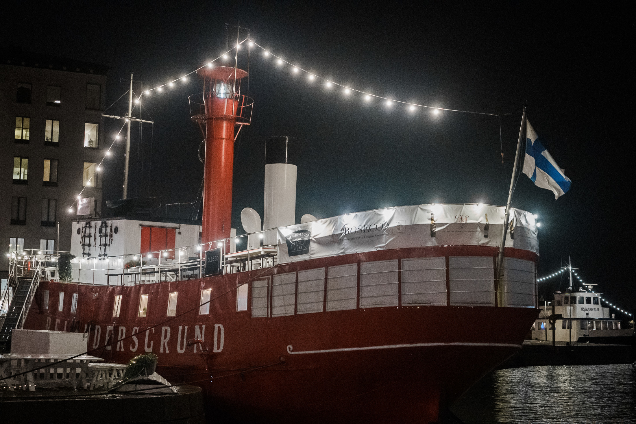 Syksyinen hääkuvaus Helsingissä: Sokos hotelli, ortodoksinen vihkiminen ja Relandersgrund Majakkalaiva