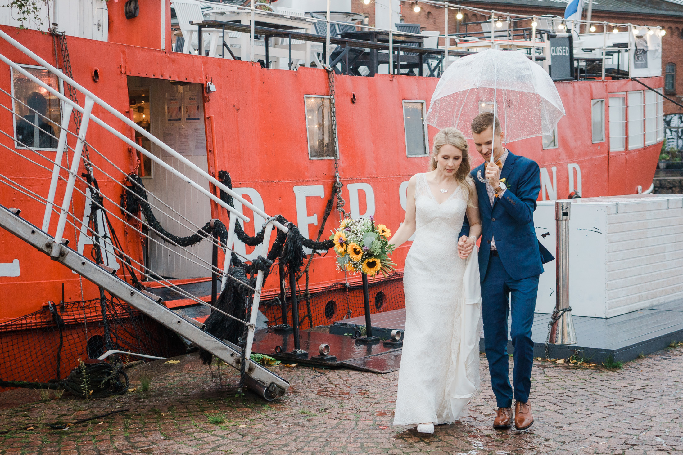 Syksyinen hääkuvaus Helsingissä: Sokos hotelli, ortodoksinen vihkiminen ja Relandersgrund Majakkalaiva