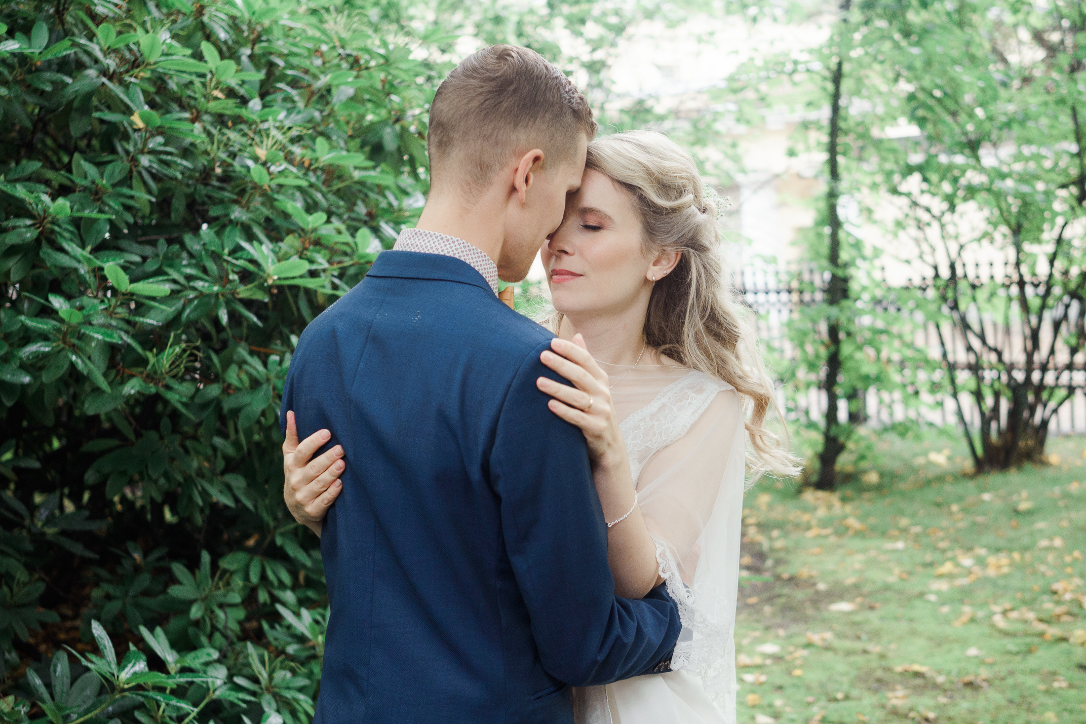 Syksyinen hääkuvaus Helsingissä: Sokos hotelli, ortodoksinen vihkiminen ja Relandersgrund Majakkalaiva