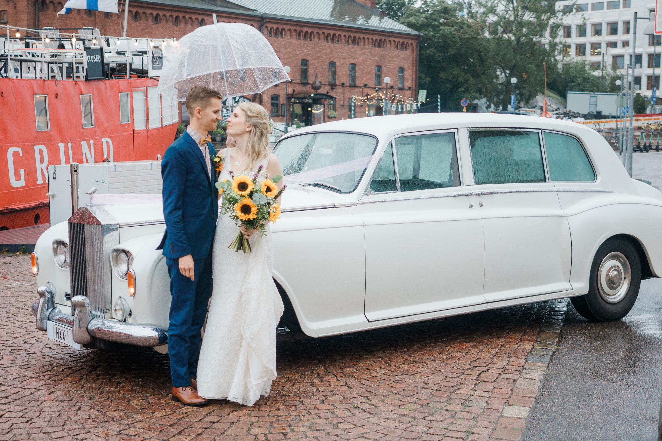 Syksyinen hääkuvaus Helsingissä: Sokos hotelli, ortodoksinen vihkiminen ja Relandersgrund Majakkalaiva