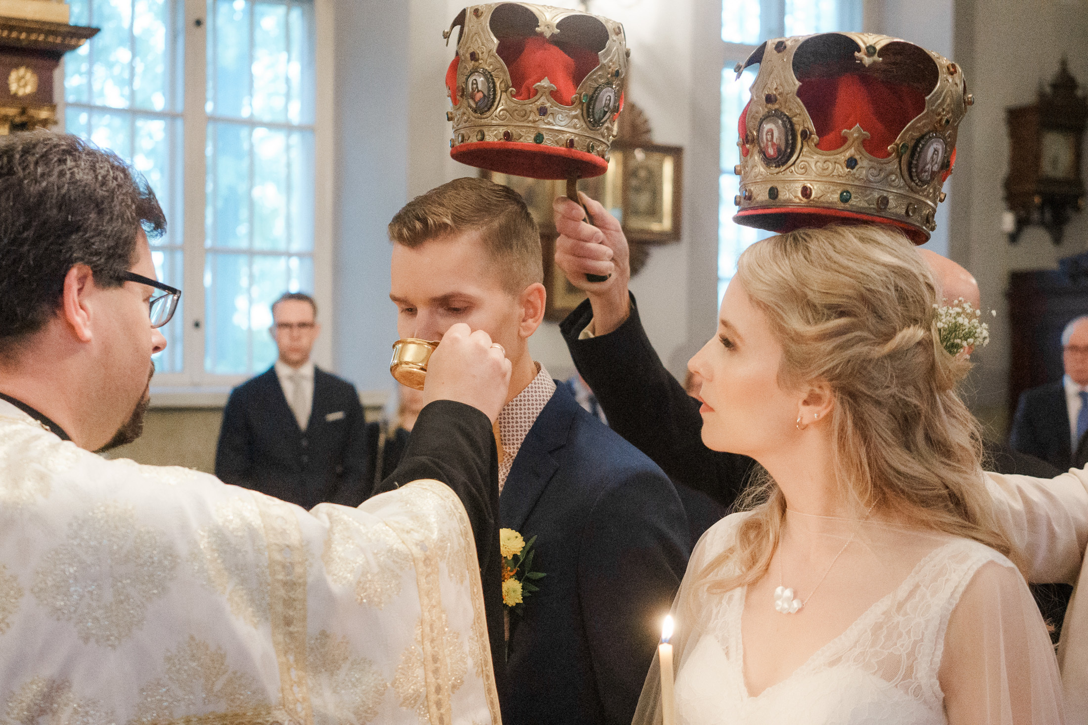 Syksyinen hääkuvaus Helsingissä: Sokos hotelli, ortodoksinen vihkiminen ja Relandersgrund Majakkalaiva