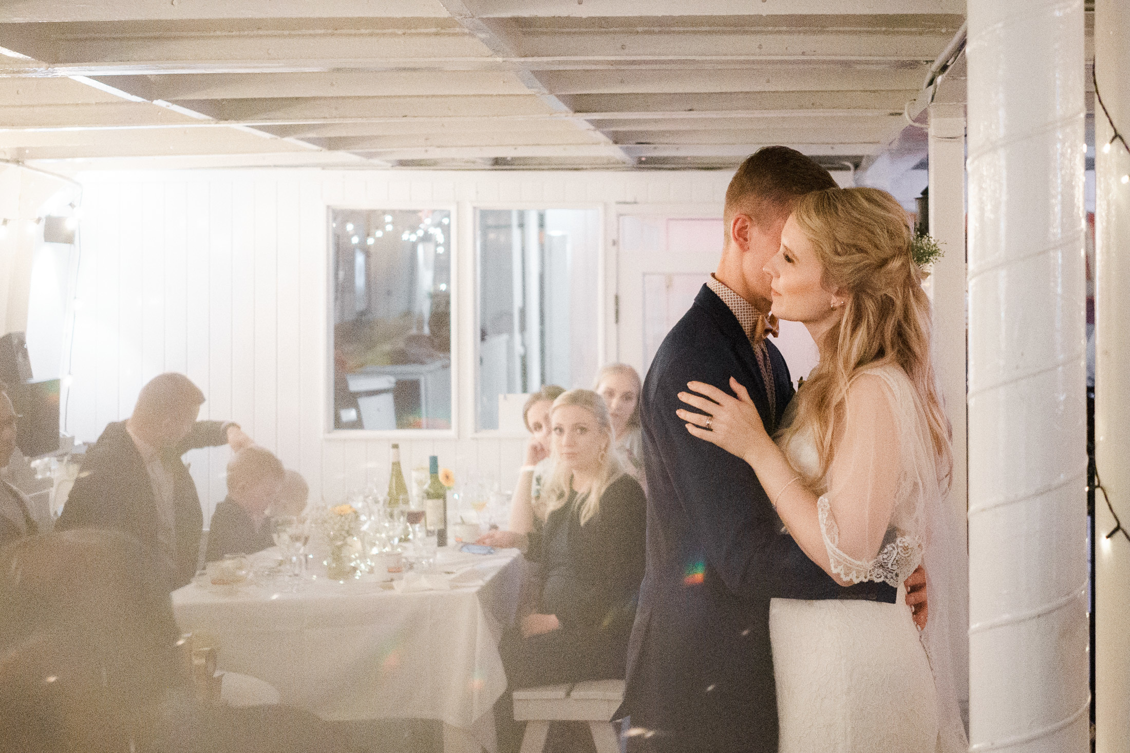 Syksyinen hääkuvaus Helsingissä: Sokos hotelli, ortodoksinen vihkiminen ja Relandersgrund Majakkalaiva