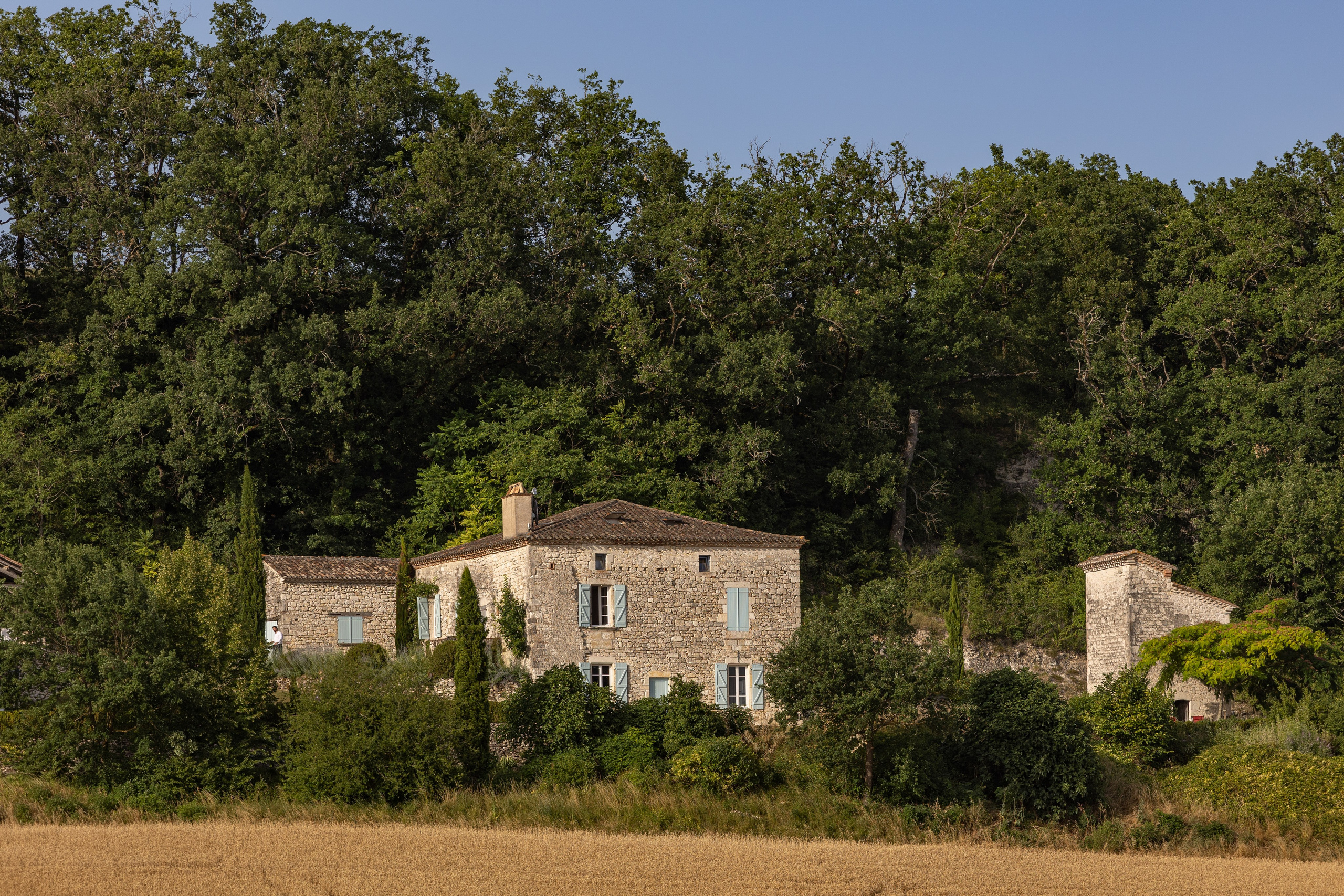 British — scottish wedding in Souquet Hall, Aquitaine, France. Eugénie Smirnova — your photographer in Toulouse and southwest France