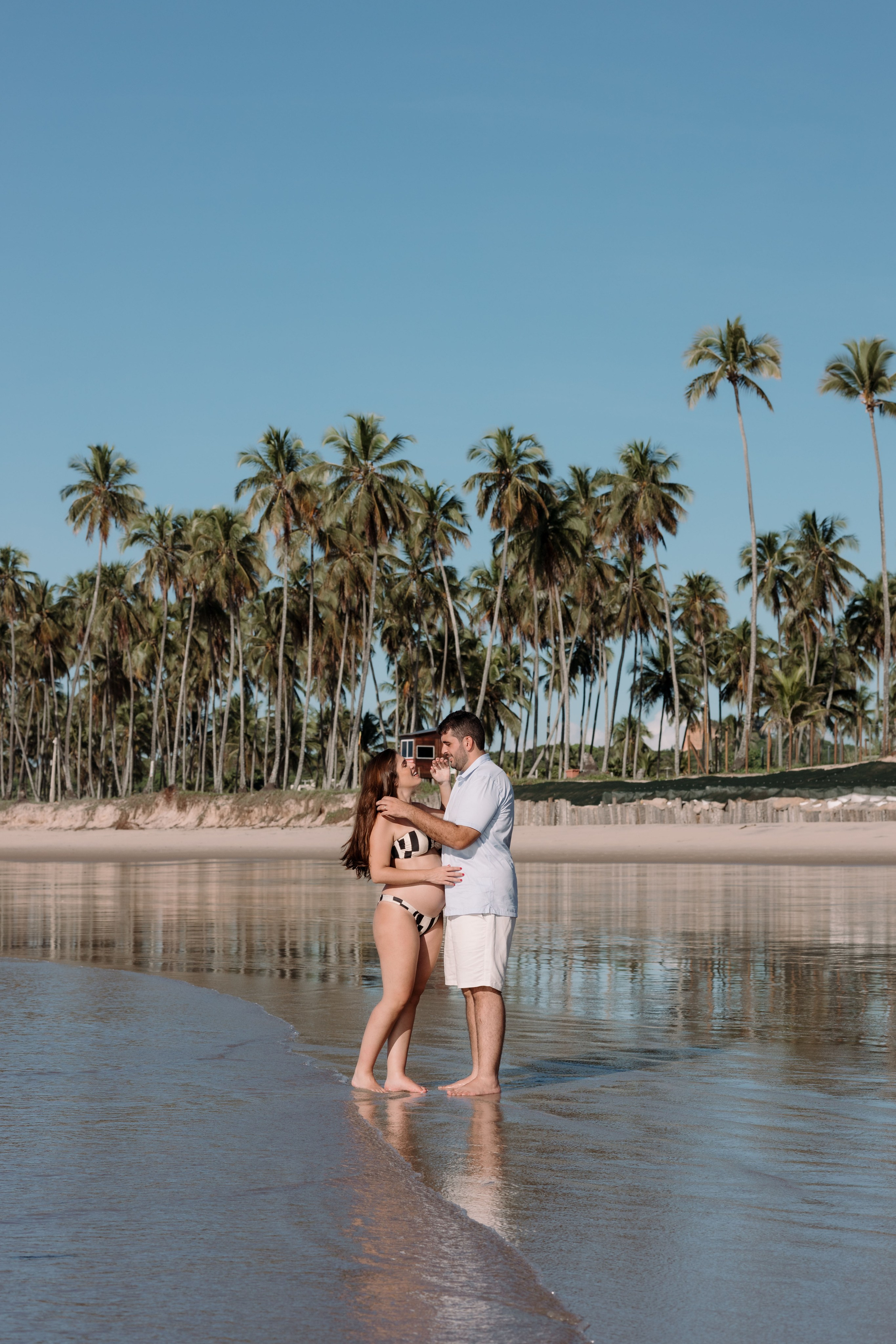 Casal em ensaio gestante na praia do paiva