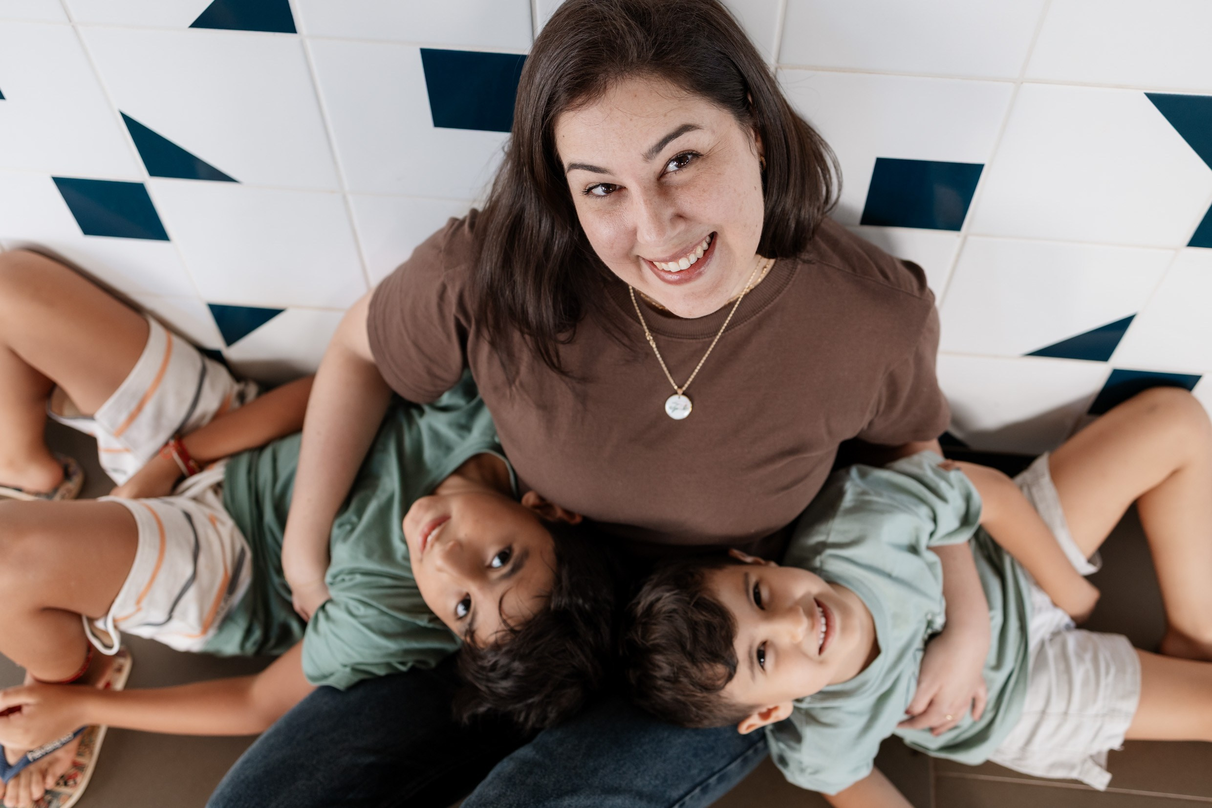 Ensaio mãe e filhos em Brasília • Asa Norte | Fotografia de Família. Fotógrafa em Brasília e Recife | Ensaios de família, gestante e festas infantis — Ize Fotografia