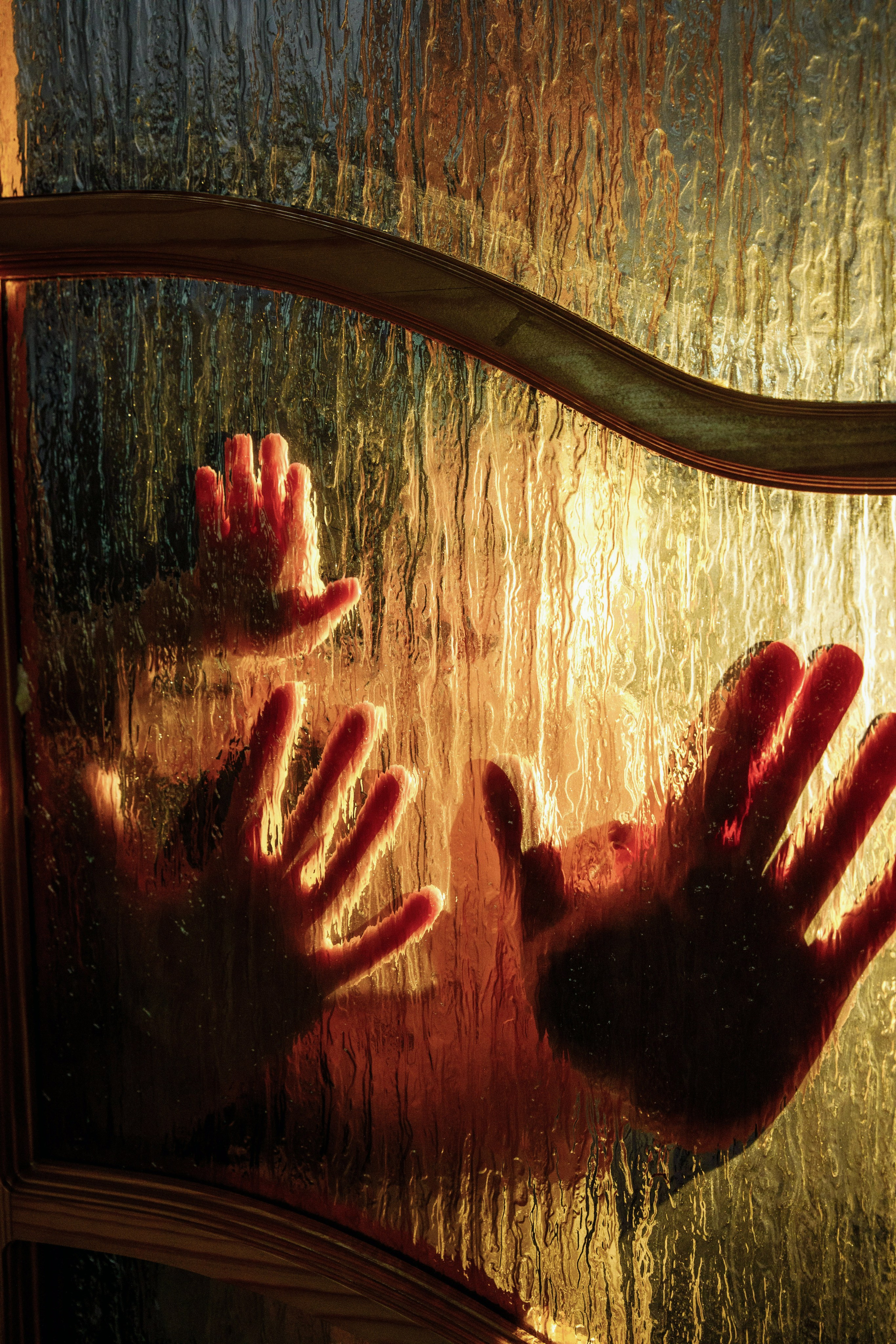 Adorable baby portraits capturing curiosity and first smiles in a natural home setting. Alisa Tant — Family and newborn photographer Bucks County, Montgomery county, Philadelphia, NJ