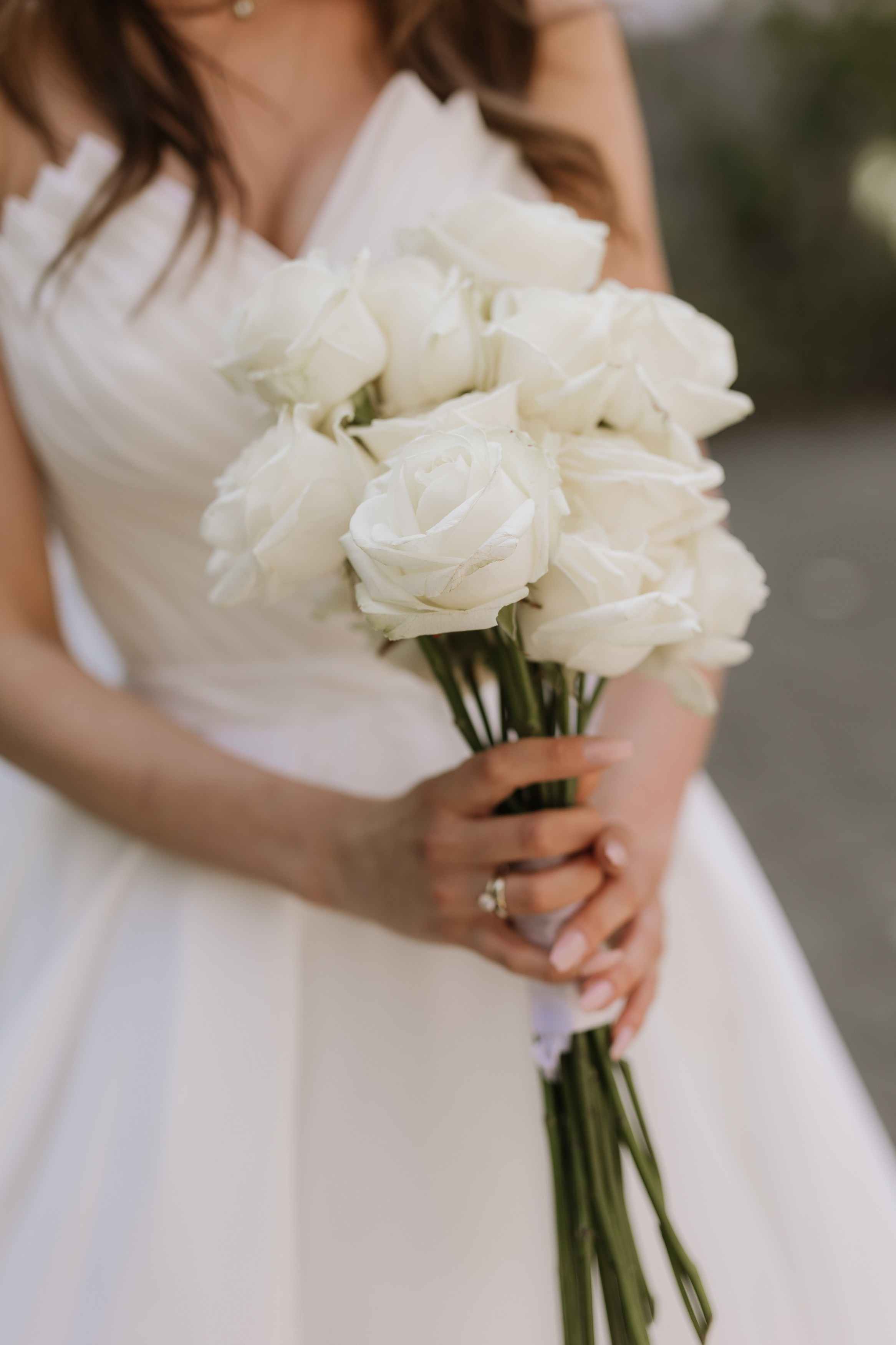Klassischer weißer Brautstrauß mit Rosen und Lilien