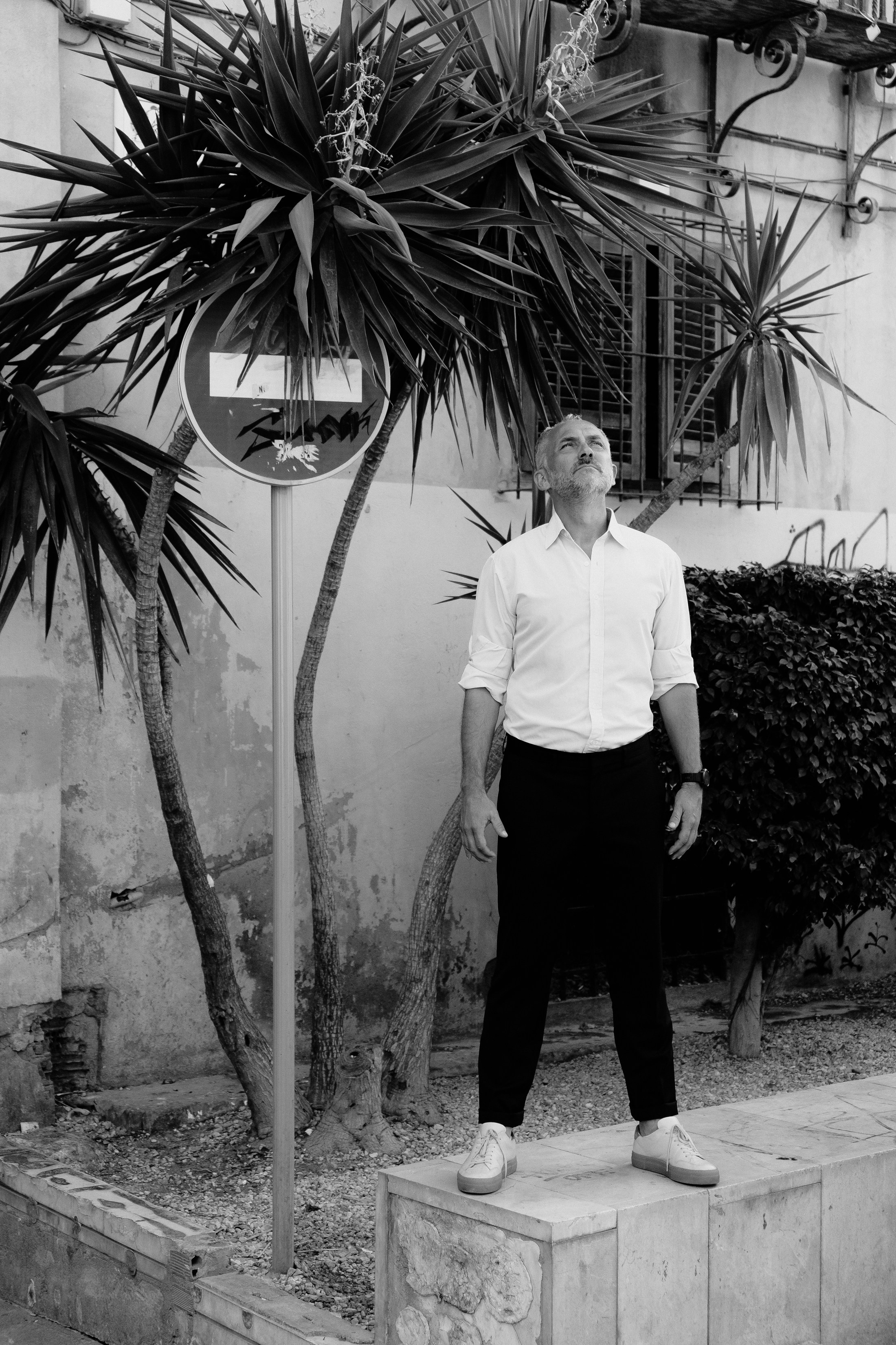 Портретная фотосессия музыканта Robert Skarsbakk в старом городе Аликанте для обложки альбома — Фотограф Андрей Луковников