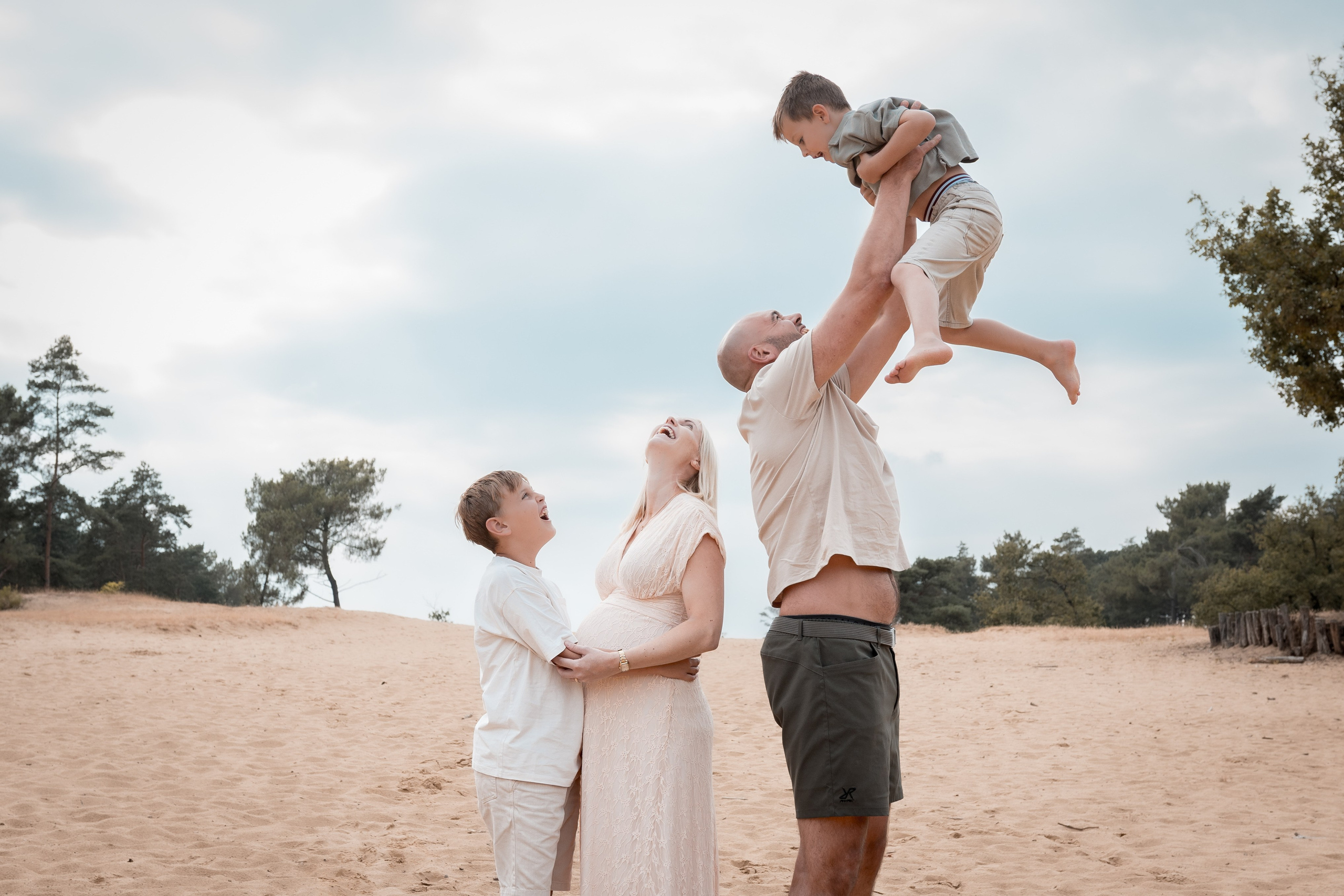 Baby bump shoot. Peter Leduc is een passionele hobbyfotograaf uit België, gespecialiseerd in creatieve fotografie, visuele verhalen en unieke fotoprojecten