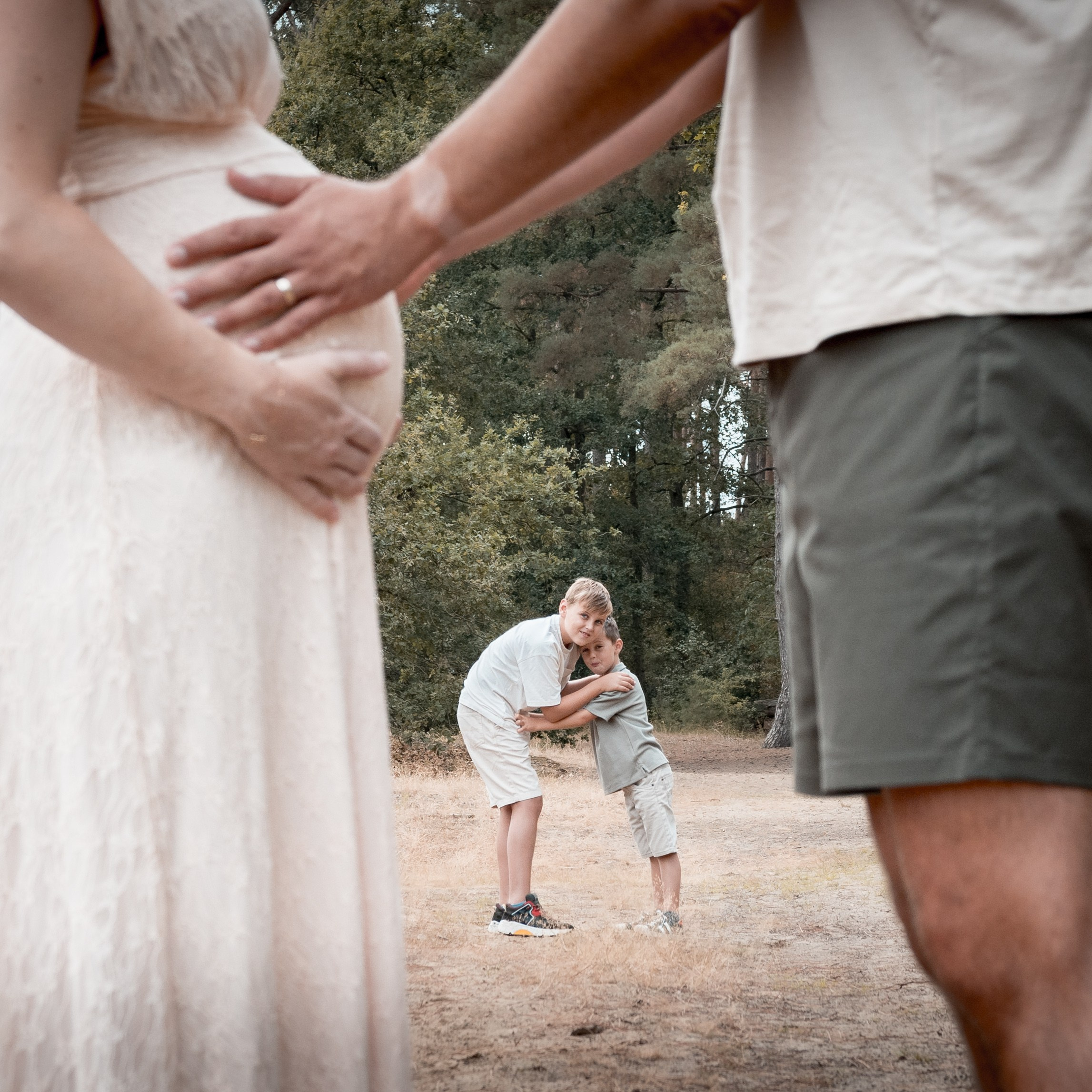 Baby bump shoot. Peter Leduc is een passionele hobbyfotograaf uit België, gespecialiseerd in creatieve fotografie, visuele verhalen en unieke fotoprojecten