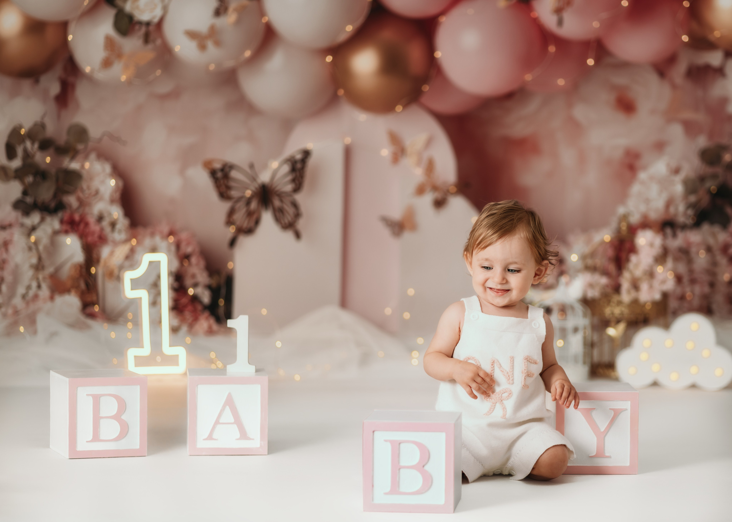 Fotografisanje prvog rođendana sa tortom i roze balonima u Beogradu beba na ljuljasci u obliku ovcice