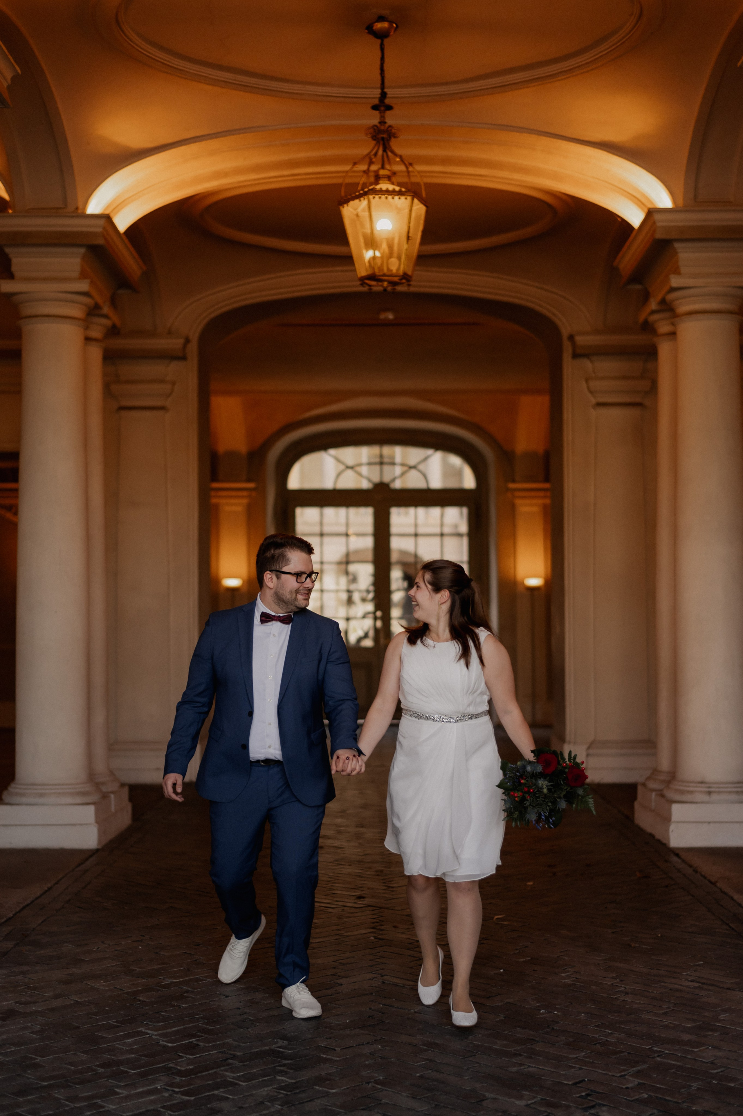 Hochzeitspaar läuft glücklich beim Hochzeitsfotoshooting.