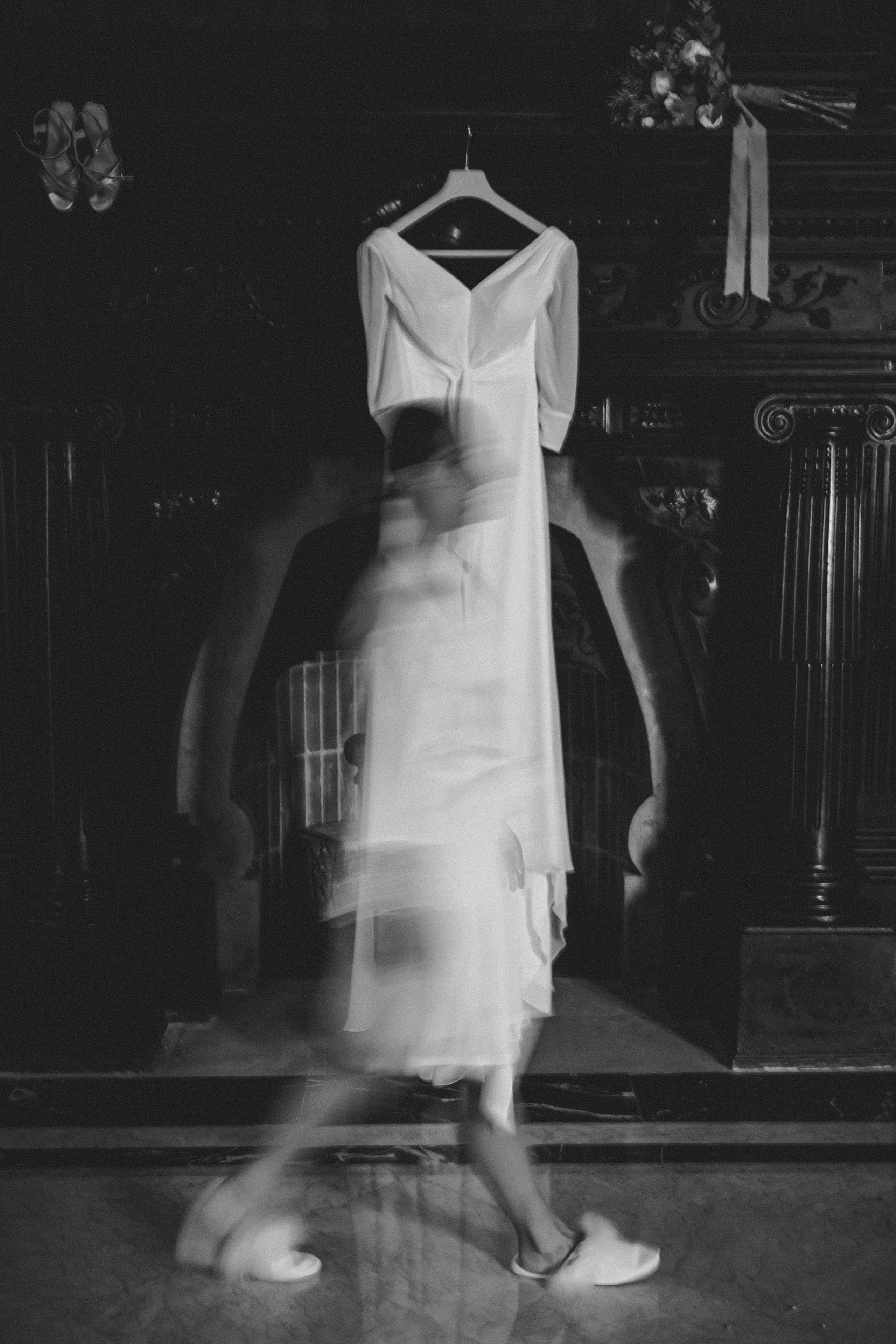 Vestido de novia colgado durante los preparativos en Finca Torrefiel