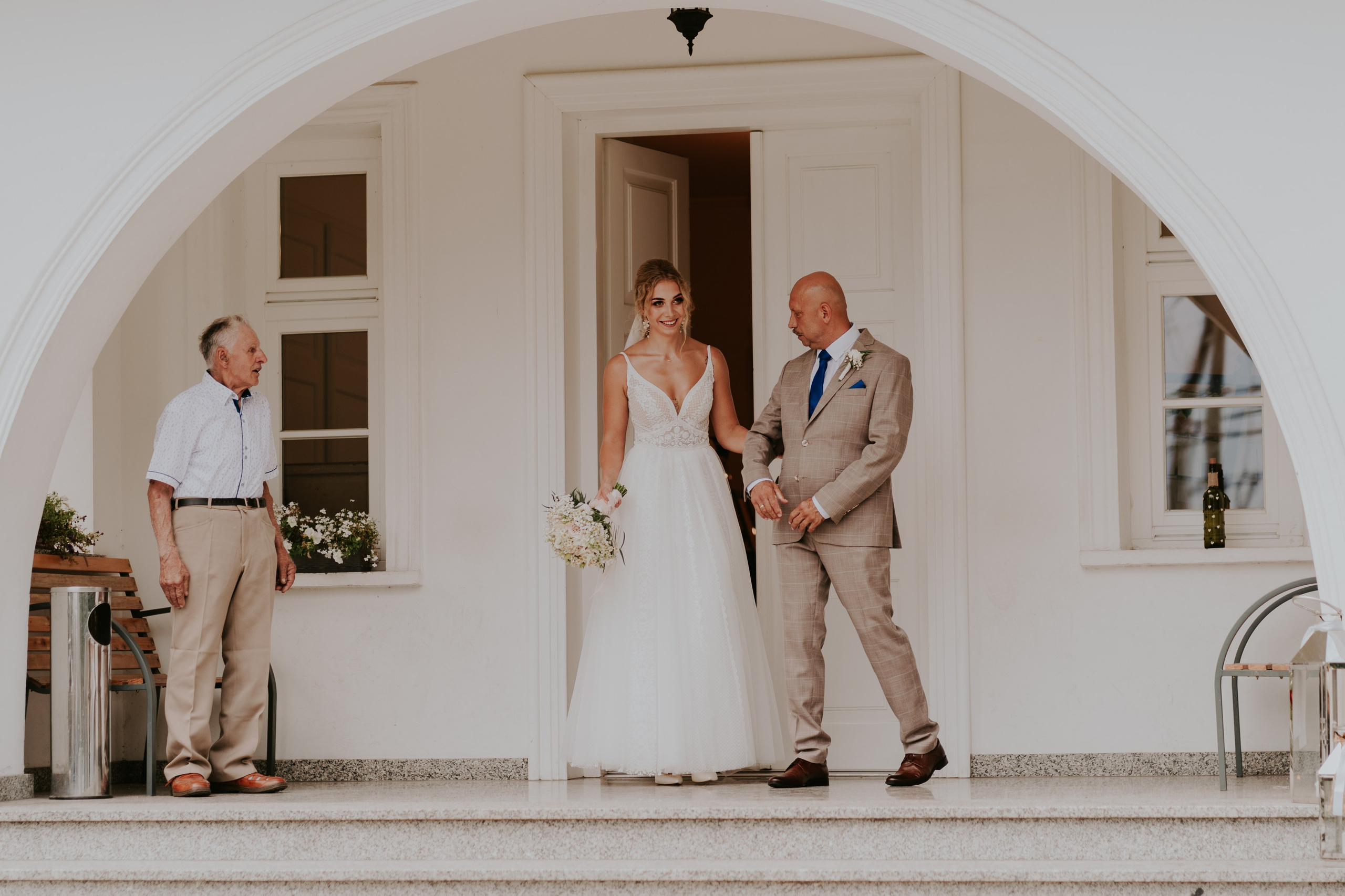 Dwór Wierzbno: plenerowy ślub pod wierzbą. Karkowskafoto - fotografia miłości