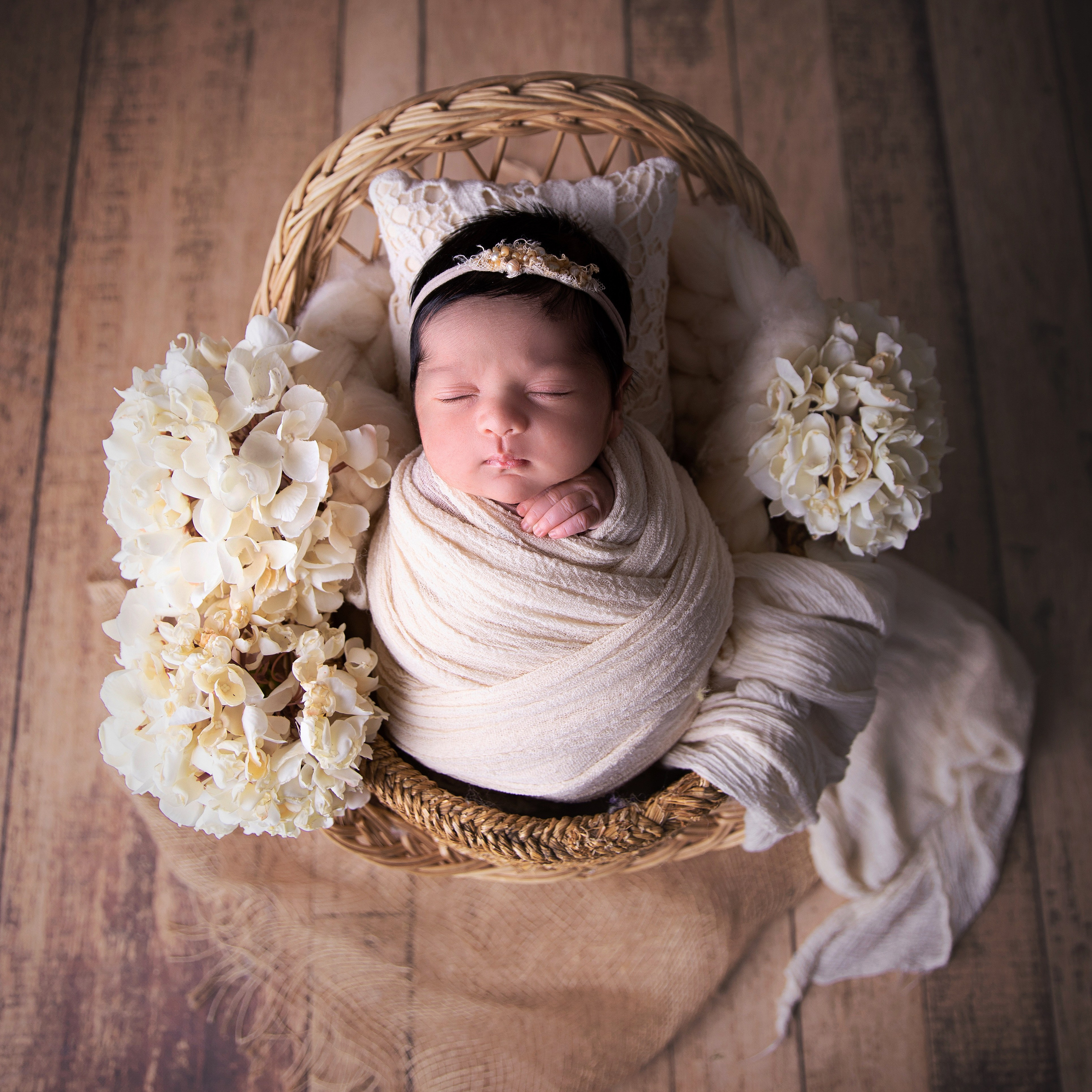 "Nyfödda barn som ligger tätt tillsammans och ser fridfulla ut. Denna bild är idealisk för att marknadsföra tjänster inom nyfödda fotografering och babyfoto."