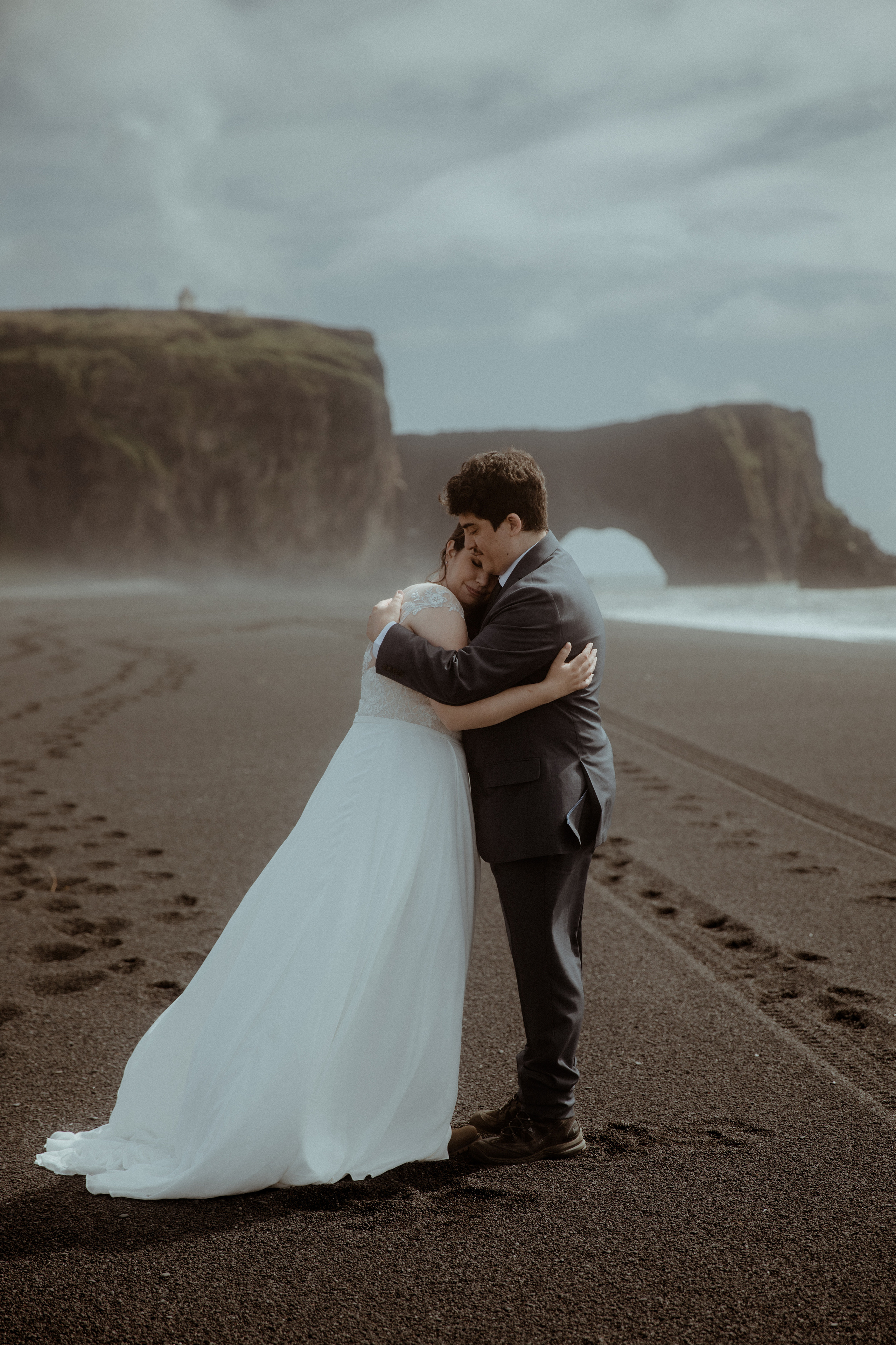 Elopement at Black sand beach in Iceland. Iceland elopement photographer & videographer