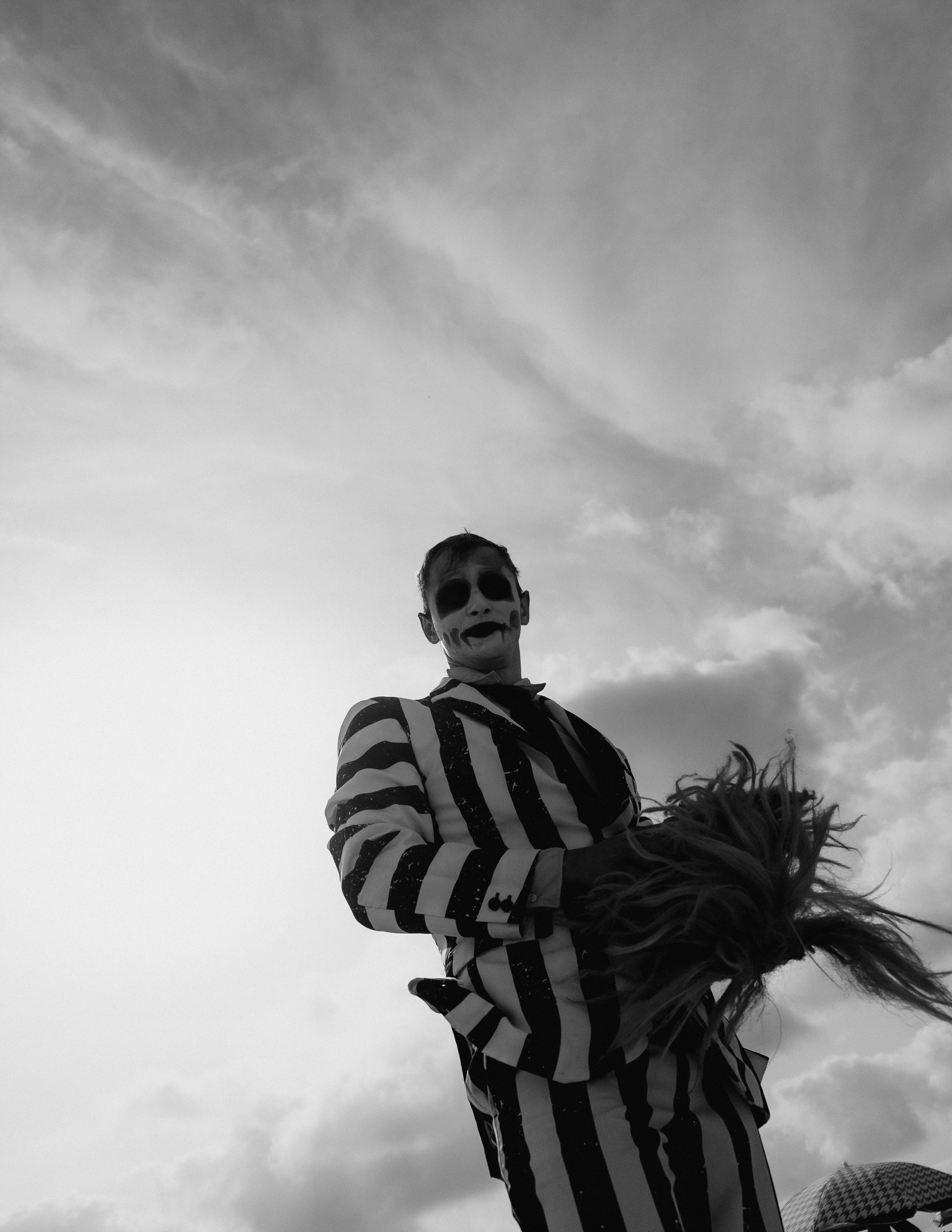 Beetlejuice на море: Экспериментальная фотосессия с цирковыми артистами — Фотограф Андрей Луковников