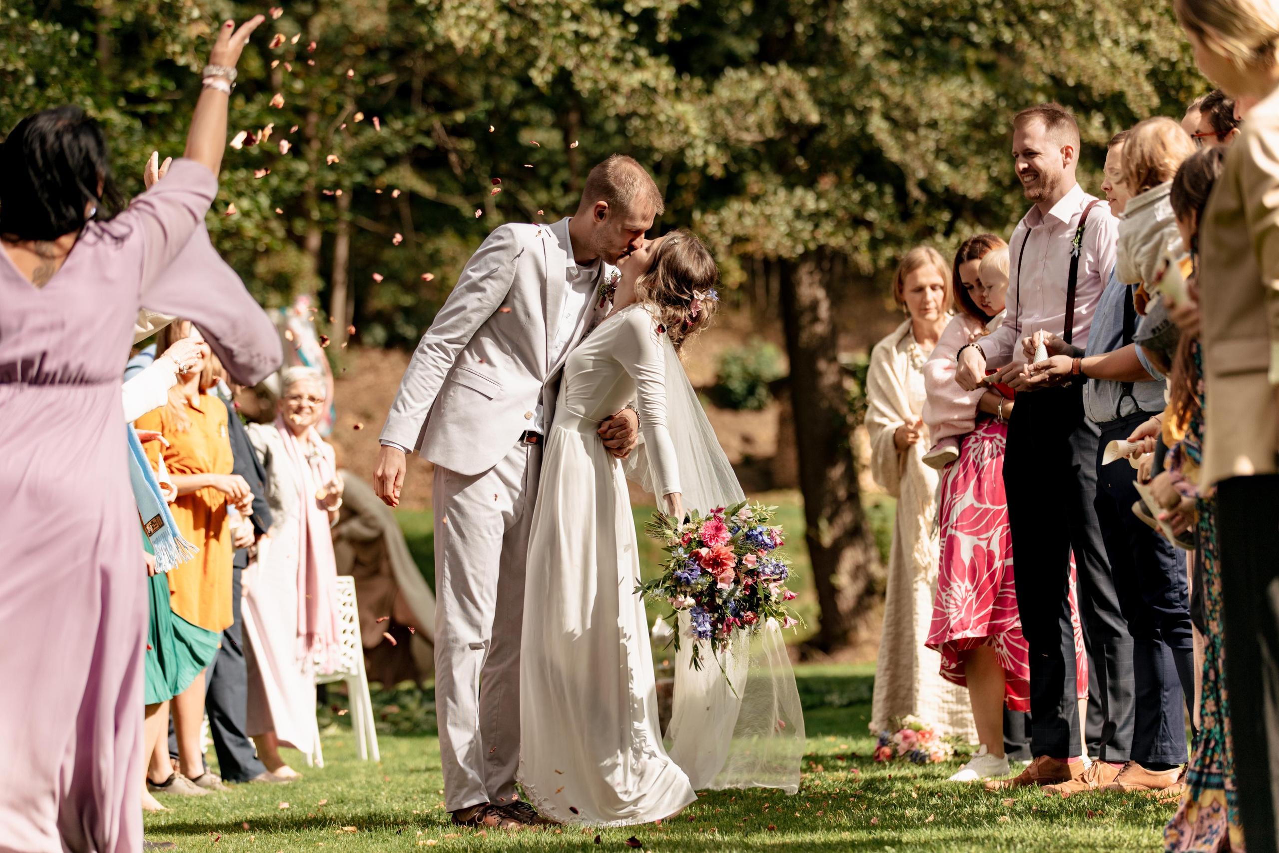 Svatební tým — svatební fotograf a kameraman. Dana Lišková — Empatická fotografka | Introspektivní umělkyně | Neurodivergentní koučka| Zakladatelka Artepy.cz