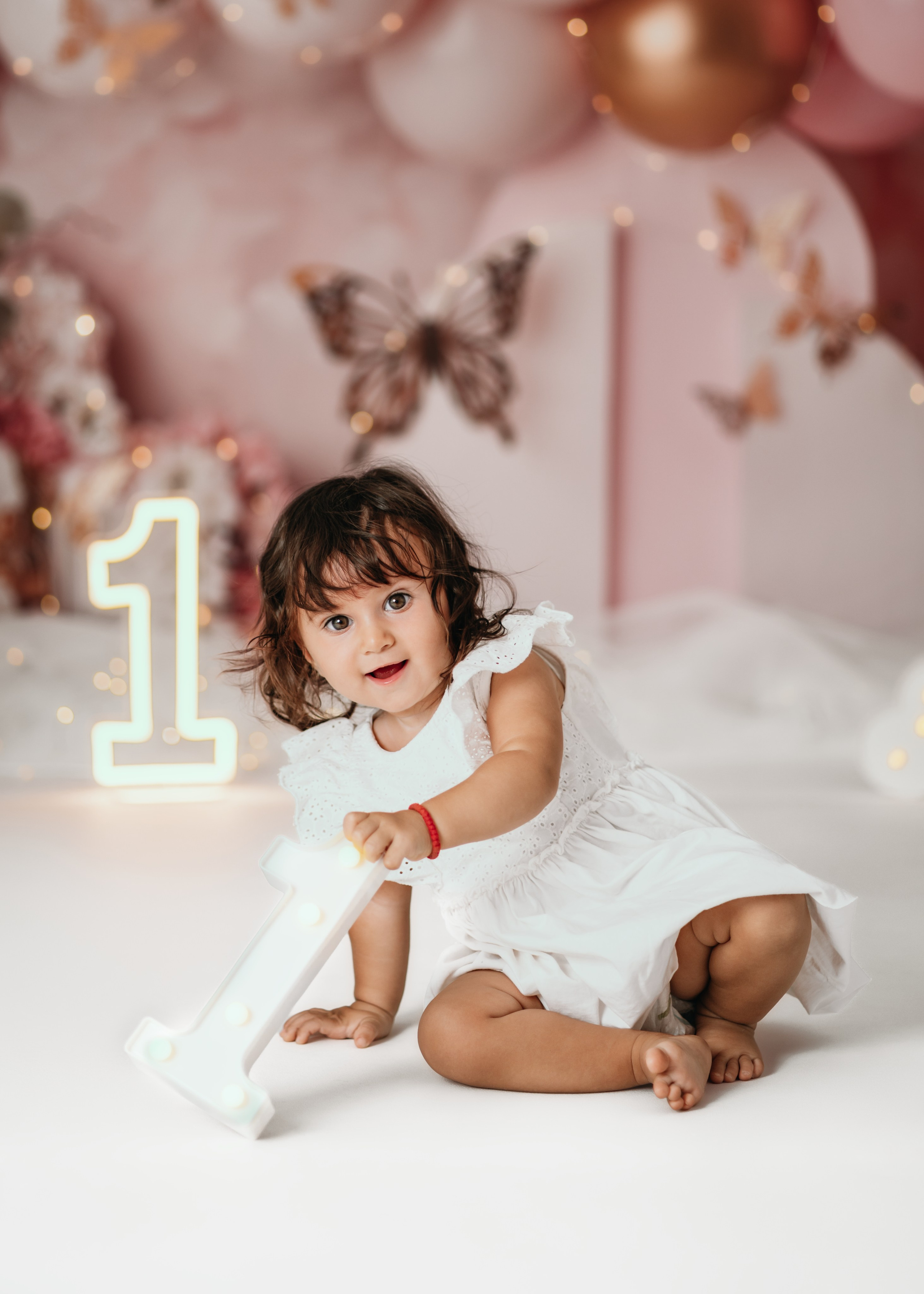 Cake smash Beograd – beba u roze scenografiji sa balonima i tortom