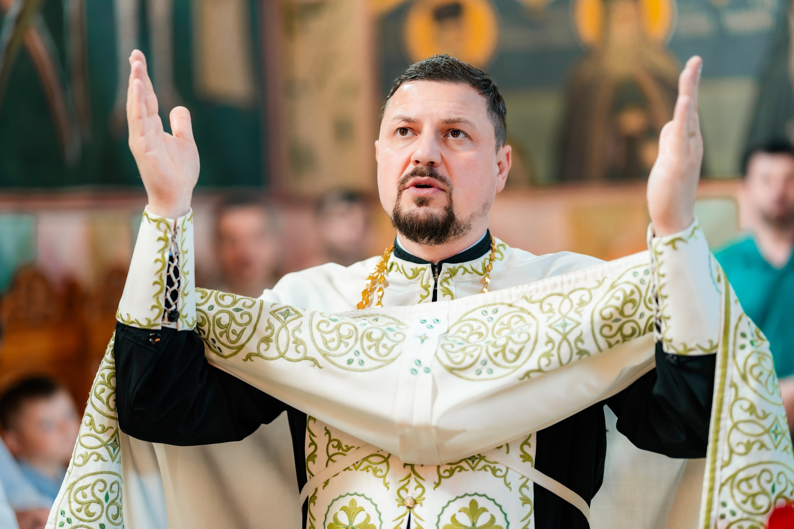 - Preotul ținându-l pe micuțul Mathias Gabriel la botez, în biserica Înălțarea Domnului, Copălău  - Detalii de la botezul lui Mathias – lumânare, trusou și icoană  - Familia lui Mathias Gabriel alături de micuț, în ziua botezului  - Portret emoționant cu mama și bebelușul în brațe, în biserică,fotograf profesionist evenimente Botoșani, Iași, Suceava, Fălticeni, Bacău, Pașcani, Roman - AlinoFotoStudio by Alin Chirilă - servicii foto nuntă, botez, cununie, ședințe foto creative, albume personalizate, fotografii emoționante și calitative pentru cele mai importante momente din viață,fotograf nuntă Botoșani Alin Chirilă,  ședință foto botez Iași - AlinoFotoStudio,  servicii fotograf profesionist evenimente Suceava,  fotograf cununie civilă Fălticeni - Alin Chirilă,  album foto nuntă personalizat Bacău.“Bebeluș botezat în biserică, ținut în brațe de nași”	•	“Detaliu cu lumânarea de botez decorată cu flori albe”	•	“Părinți emoționați alături de copilul lor la ceremonia de botez”	•	“Masa festivă de botez cu decor tematic și tort personalizat”	•	“Momentul în care preotul toarnă apă sfințită pe fruntea bebelușului”	“Bebeluș în rochie albă de botez, zâmbind în brațele mamei”	•	“Detaliu cu cruciulița de botez așezată pe o pernă de satin”	•	“Părinți și nași aprinzând lumânările în timpul ceremoniei de botez”	•	“Tort de botez decorat cu figurine tematice și numele copilului”	•	“Copil botezat dormind liniștit în pătuțul decorat festiv”	•	“Momentul în care preotul binecuvântează copilul în fața altarului”	•	“Invitați adunându-se în jurul mesei festive la petrecerea de botez”	•	“Bebeluș ținând în mână o jucărie personalizată primită la botez”	•	“Familie fericită pozând împreună după ceremonia de botez”	•	“Decor tematic cu baloane și flori la locația petrecerii de botez” fotograf Botoșani fotograf evenimente fotograf botez Alin Chirila fotograf alinofotostudio.fotograf botez Amelis Maria, fotografie botez Botoșani, fotograf Alin Chirilă, amintiri botez, fotografii botez, botez Amelis Maria, fotograf copii, fotografie botez în Botoșani,