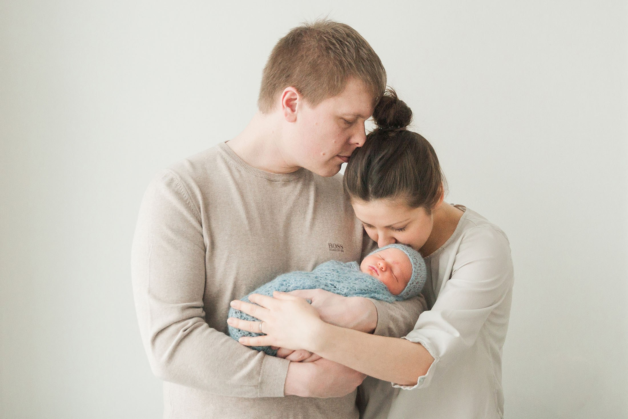 perhekuva, tuoreet vanhemmat poseeraa vastasyntyneen kanssa