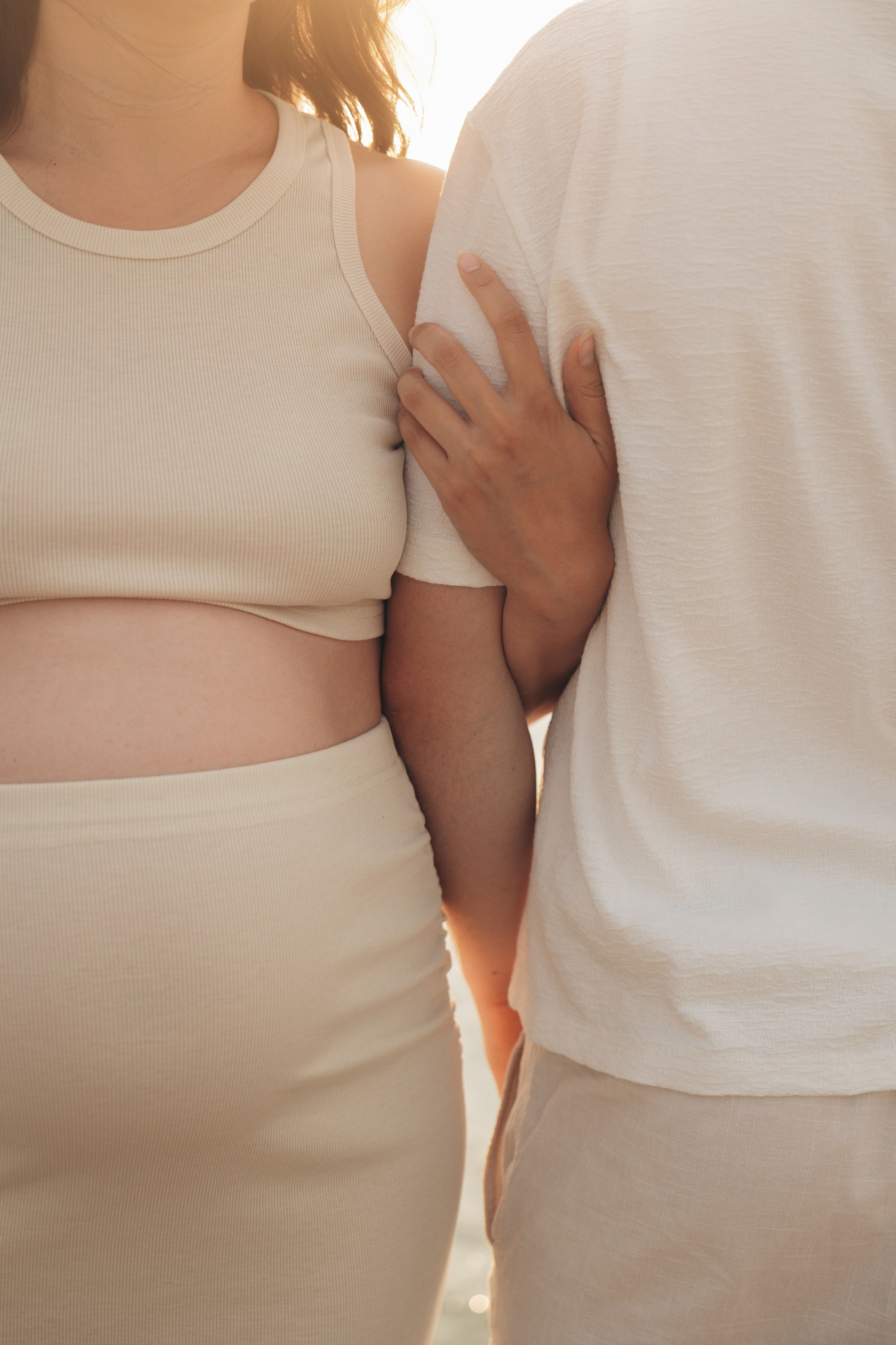 Dettaglio di gravidanza a Rimini, mani della coppia in attesa San Marino, Cesena, Pesaro