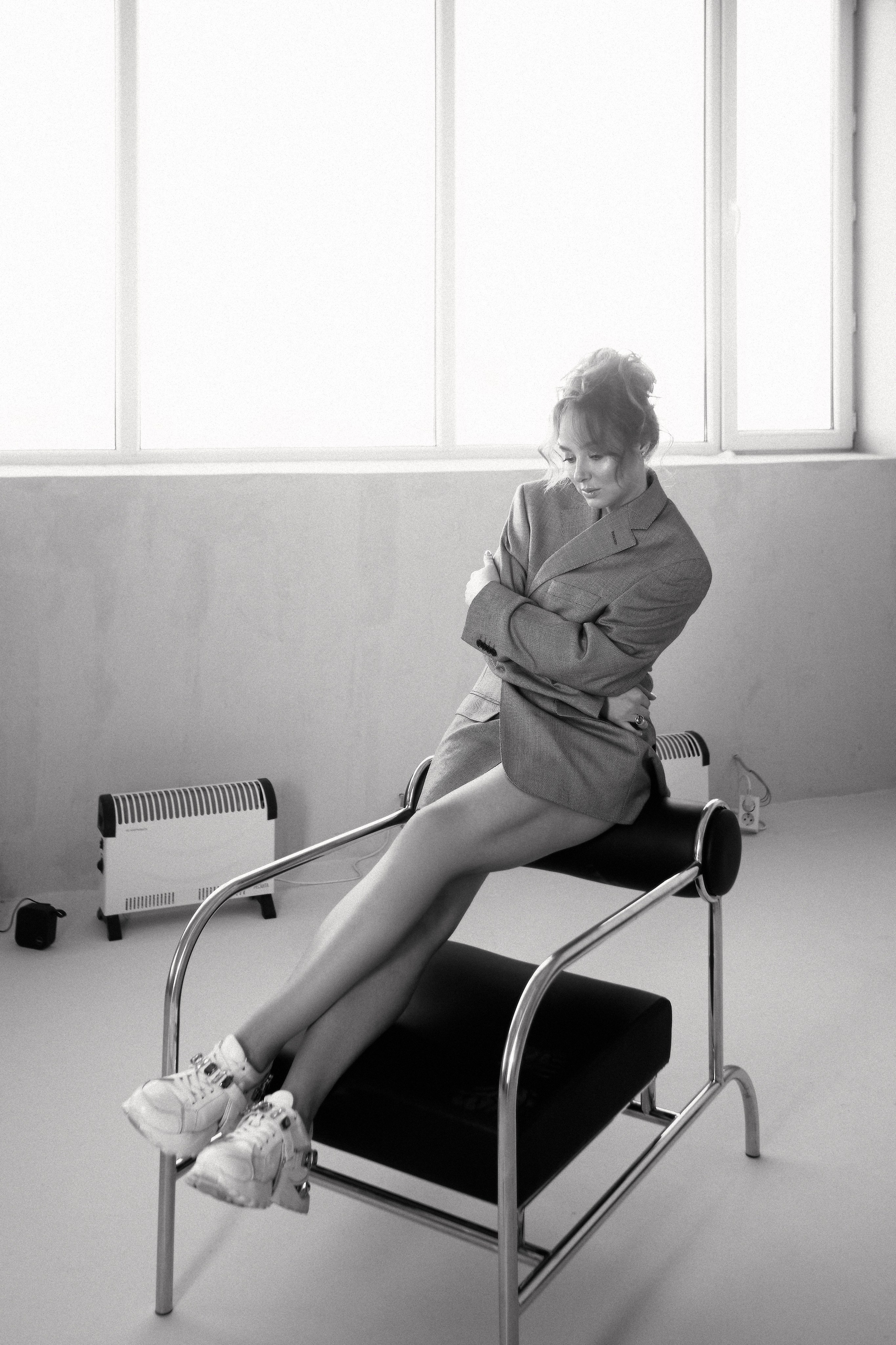 Уникальность черно-белого портрета в мужском пиджак. Валерия Вартанова. Фотограф