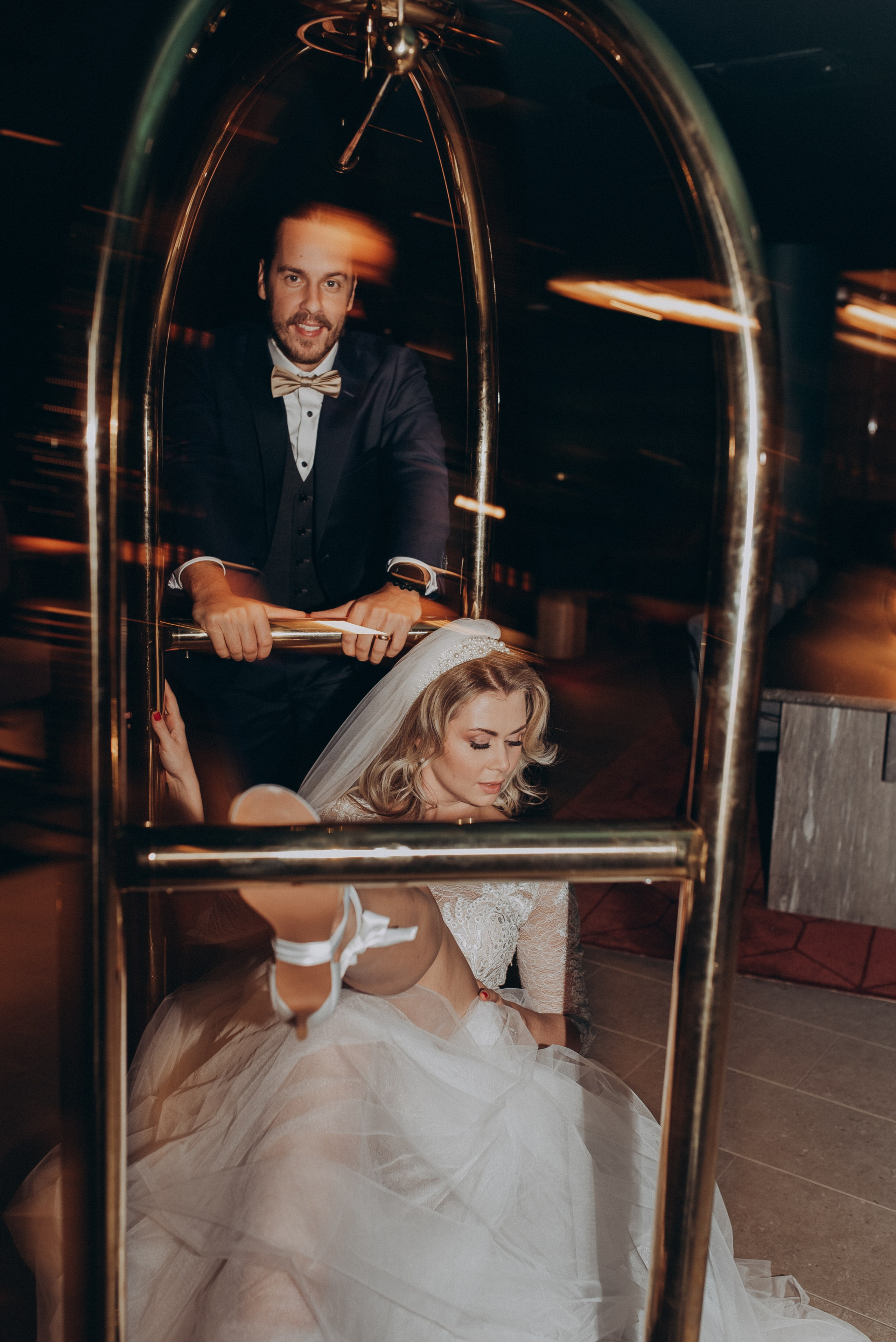 Morsian ja sulhanen jakamassa romanttisen hetken Helsingissä, Suomessa.