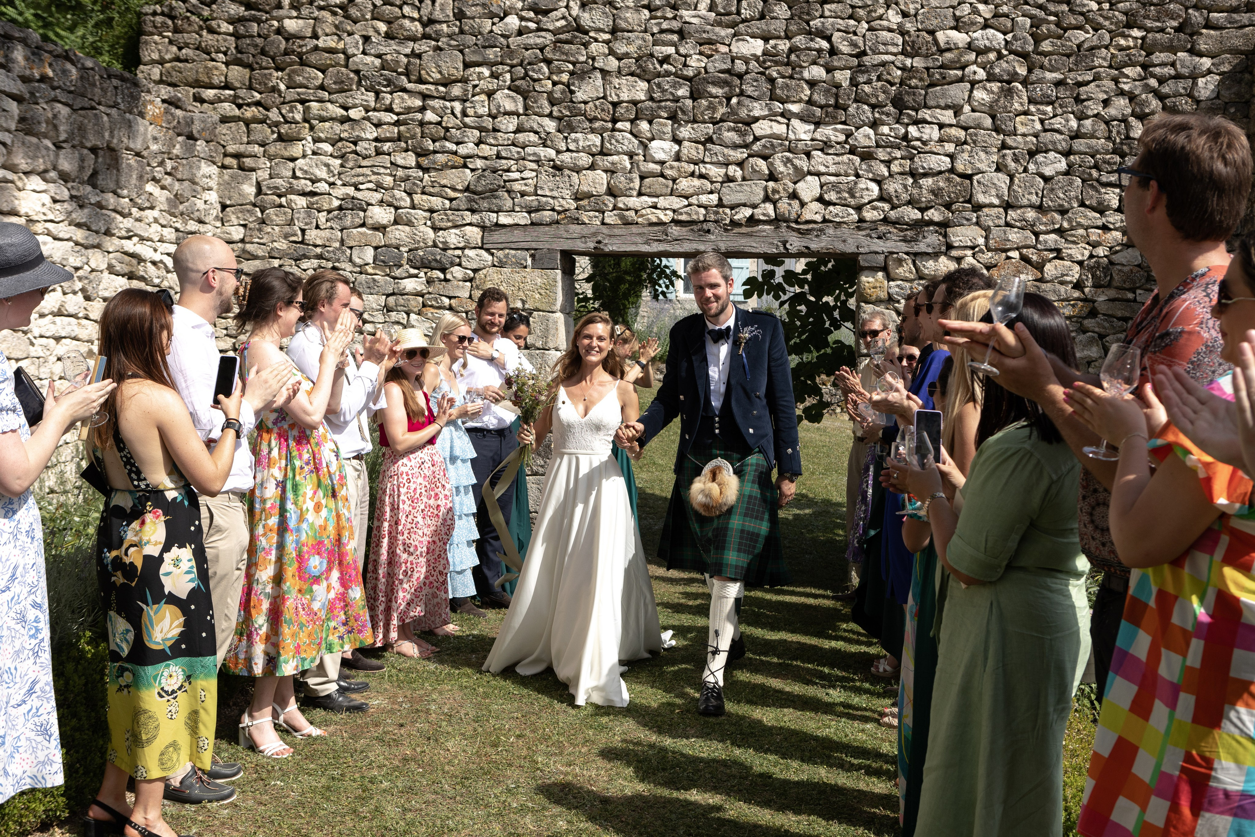 British — scottish wedding in Souquet Hall, Aquitaine, France. Eugénie Smirnova — your photographer in Toulouse and southwest France
