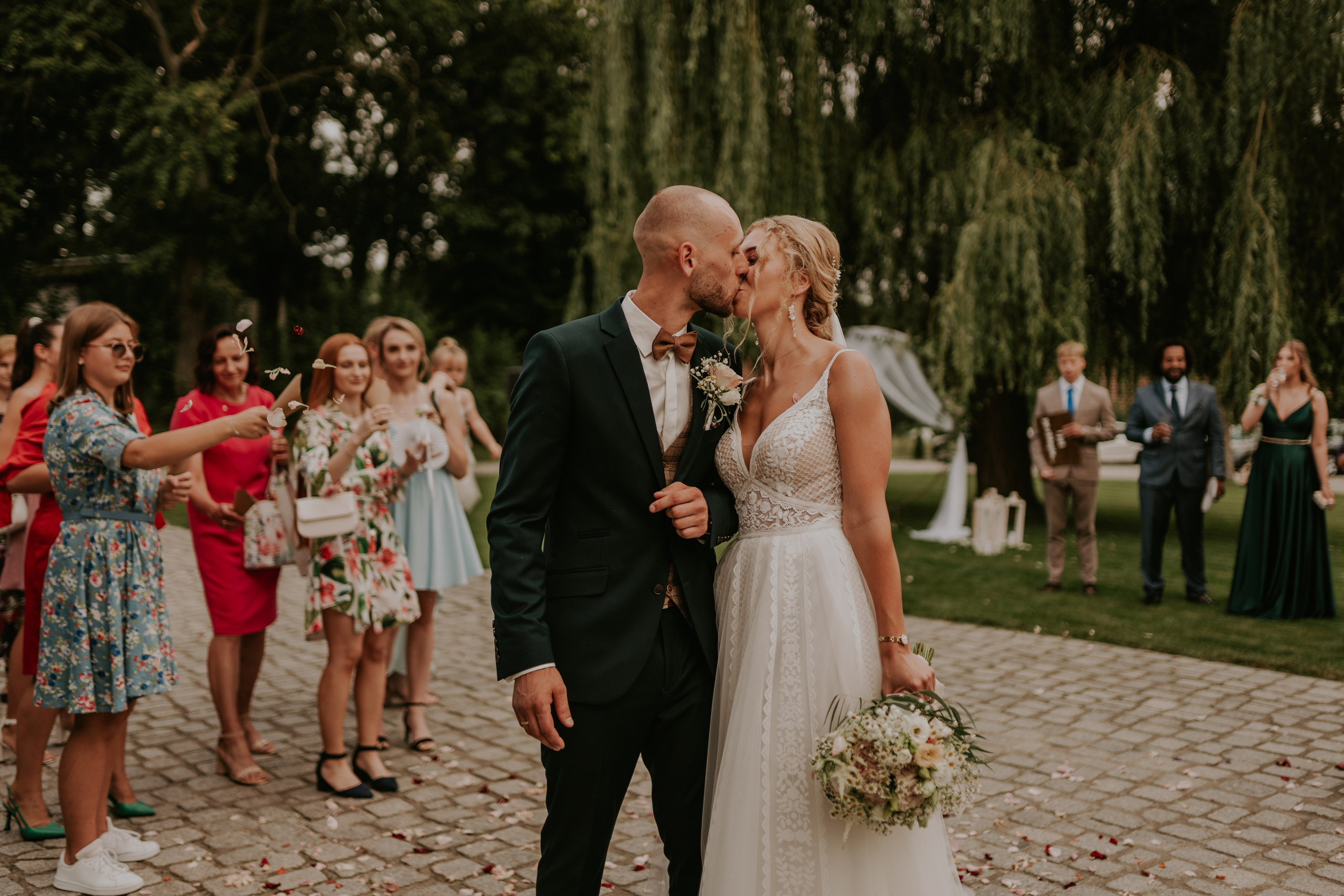 Dwór Wierzbno: plenerowy ślub pod wierzbą. Karkowskafoto - fotografia miłości