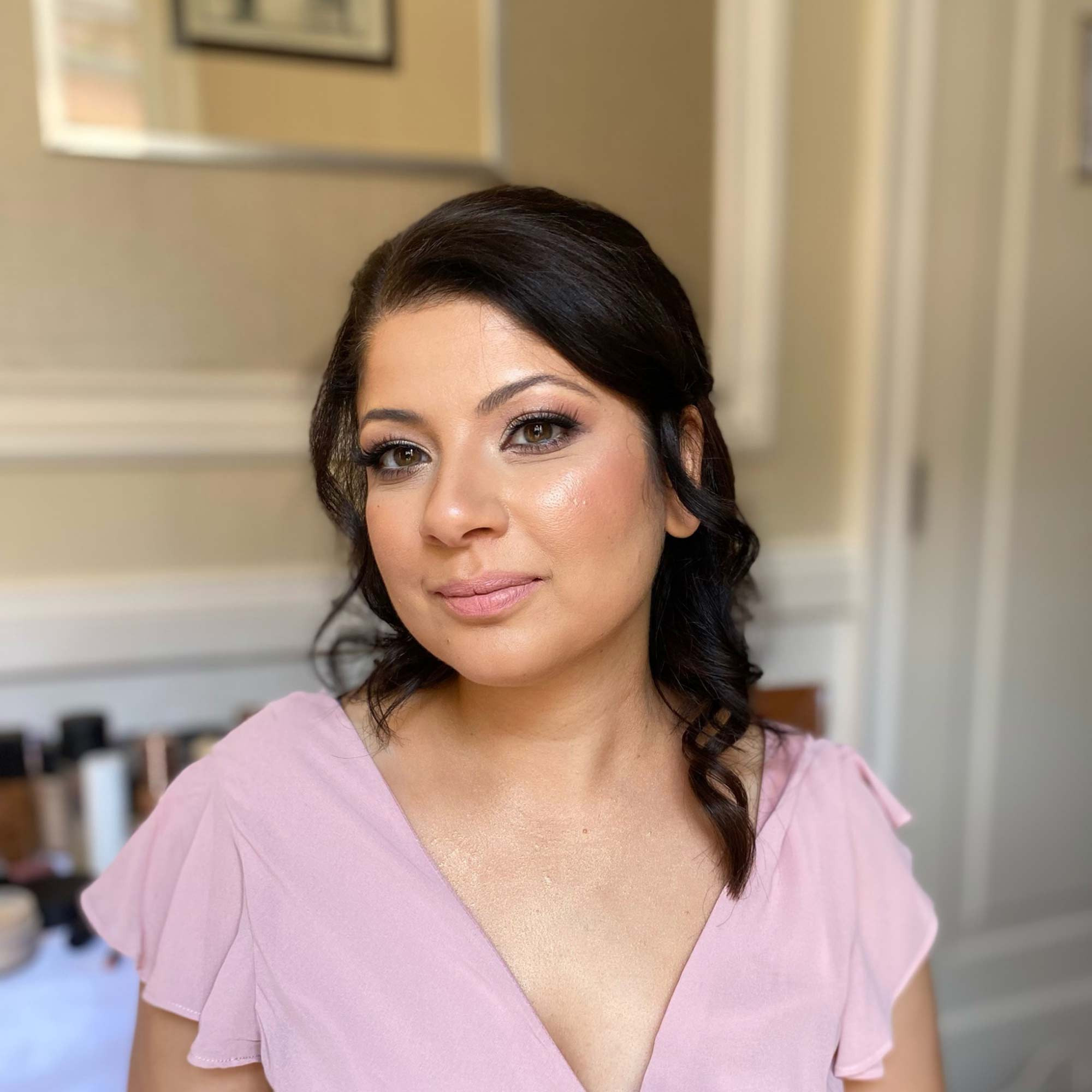 natural glowy makeup for a baby-face woman for elopement wedding in Rome