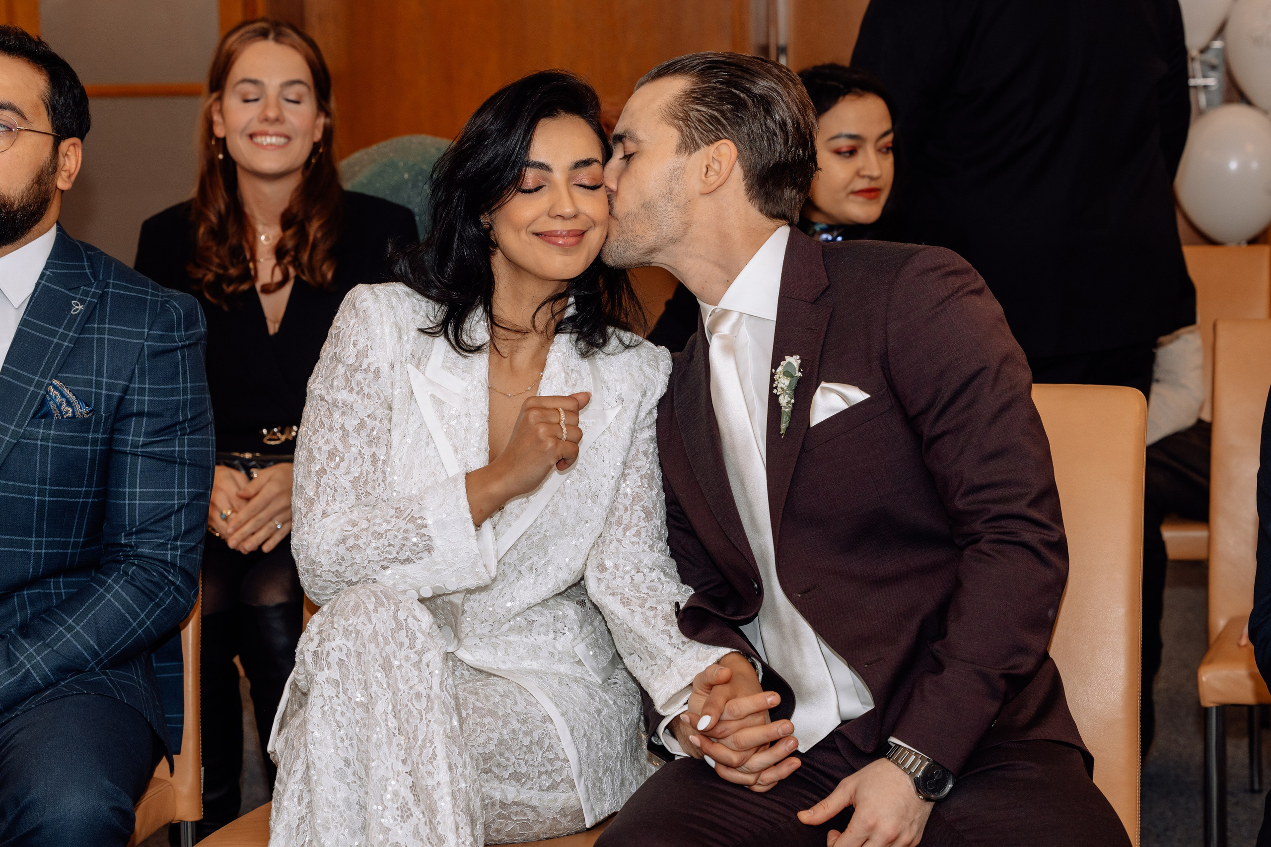 Bräutigam küsst Braut im Standesamt Schwabing – innige Szene nach Trauung