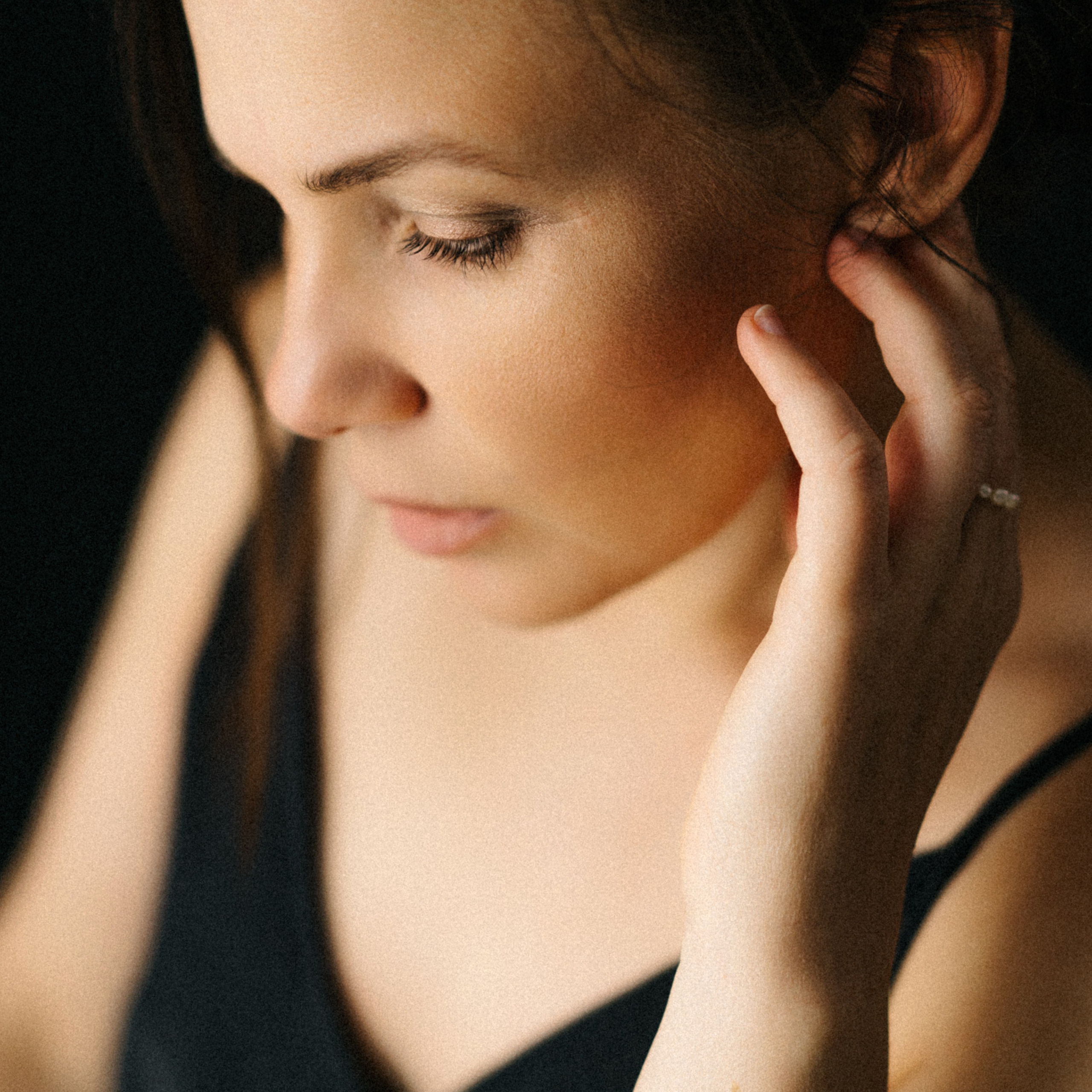 Schlichte, aber elegante Nahaufnahme einer Frau im minimalistischen Stil