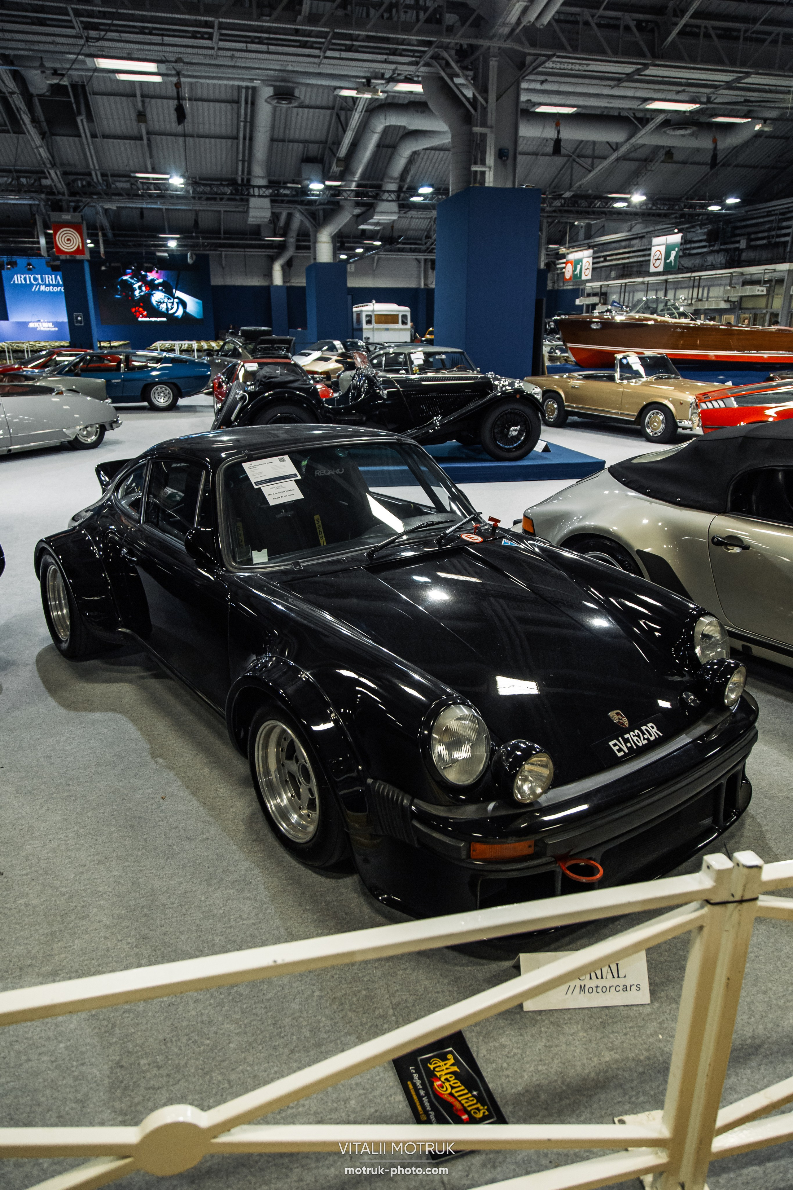 Retromobile 2023. Photographe de voitures à Paris — Vitalii Motruk