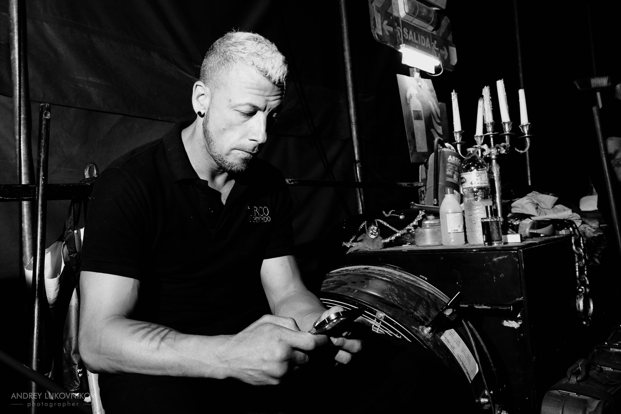 Sesión de fotos entre bastidores en El Circo Encantado: la vida de los artistas tras bambalinas