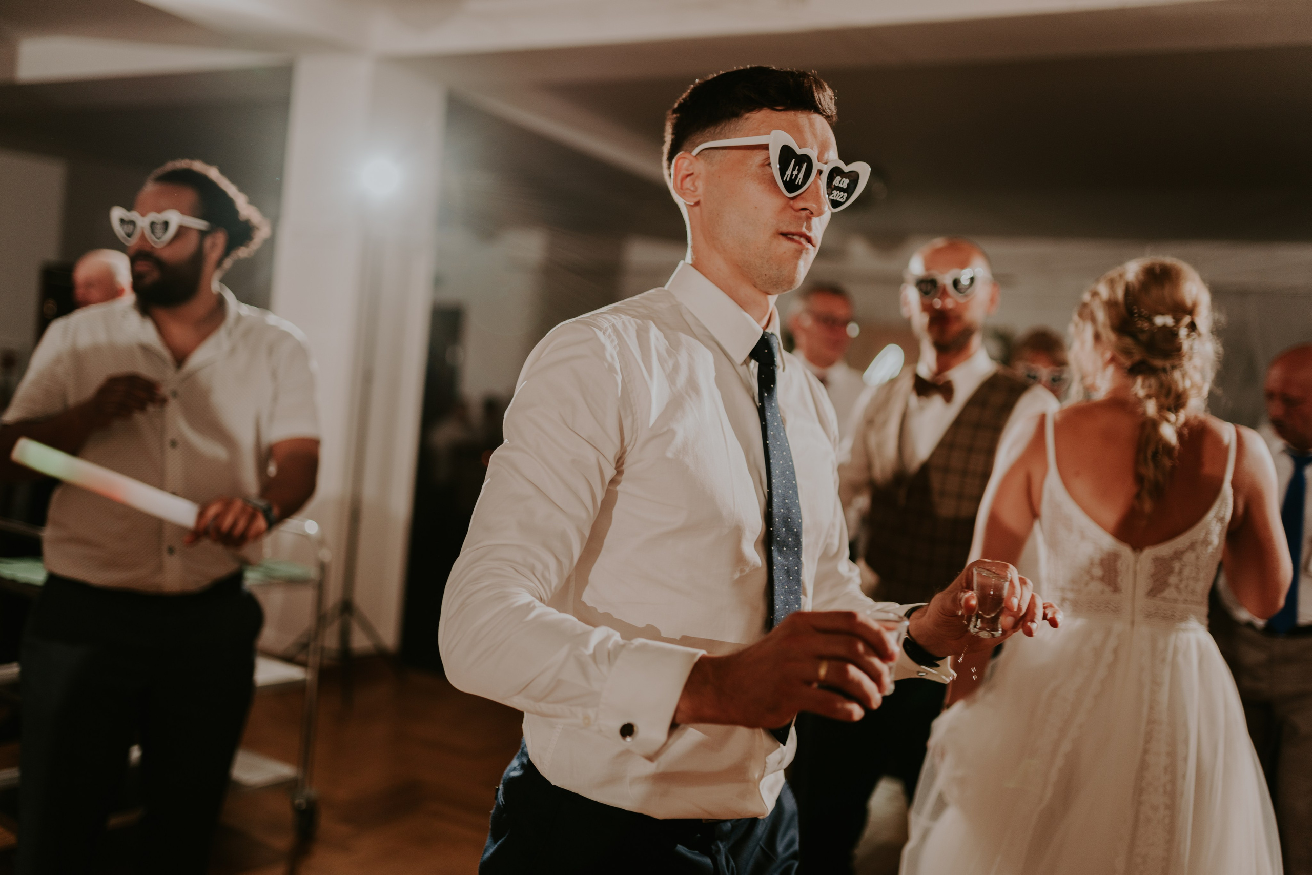 Dwór Wierzbno: plenerowy ślub pod wierzbą. Karkowskafoto - fotografia miłości