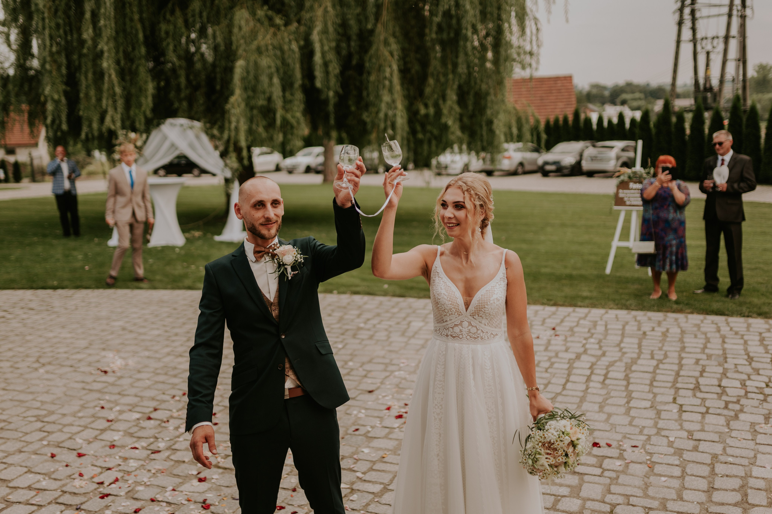 Dwór Wierzbno: plenerowy ślub pod wierzbą. Karkowskafoto - fotografia miłości