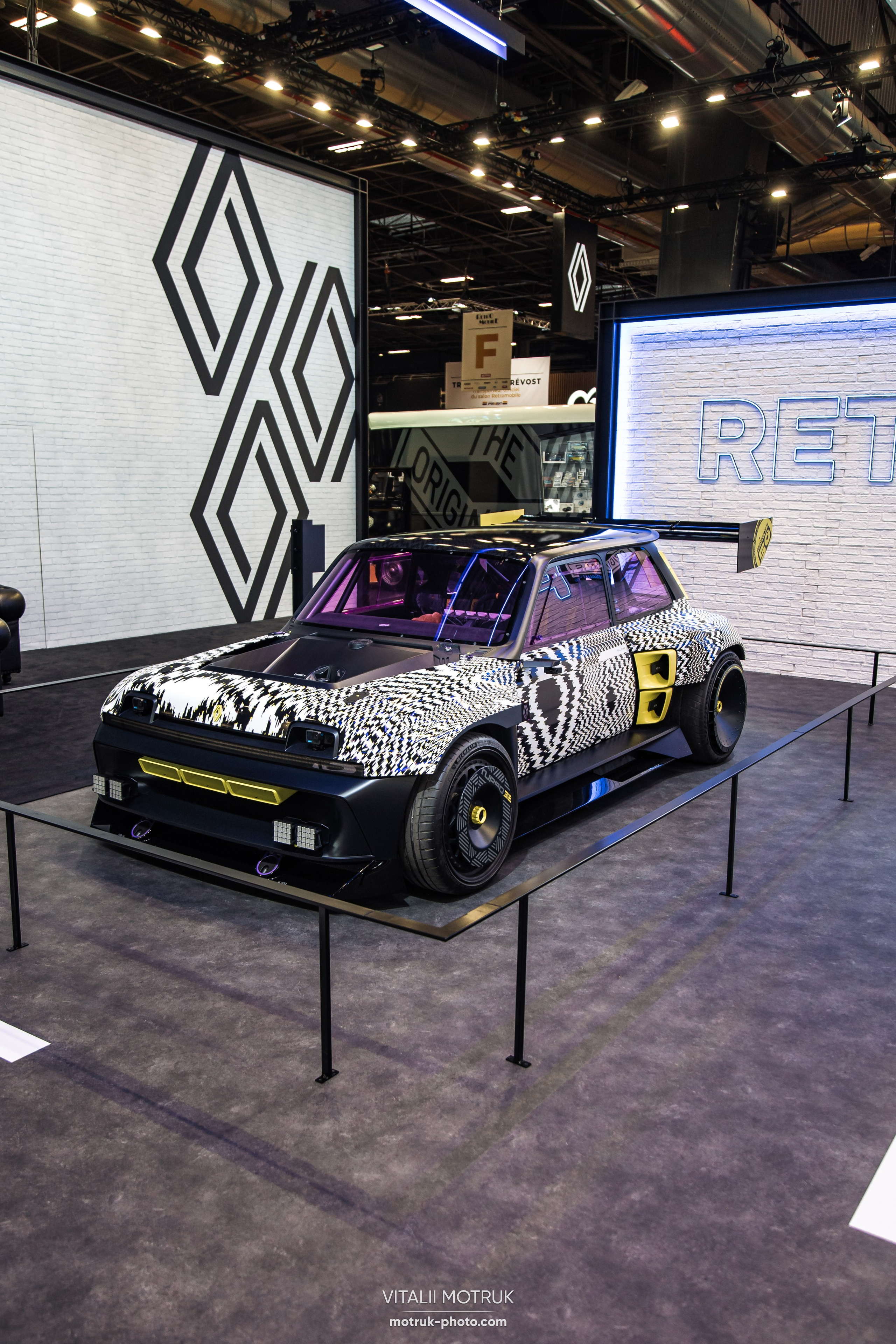 Retromobile 2023. Photographe de voitures à Paris — Vitalii Motruk